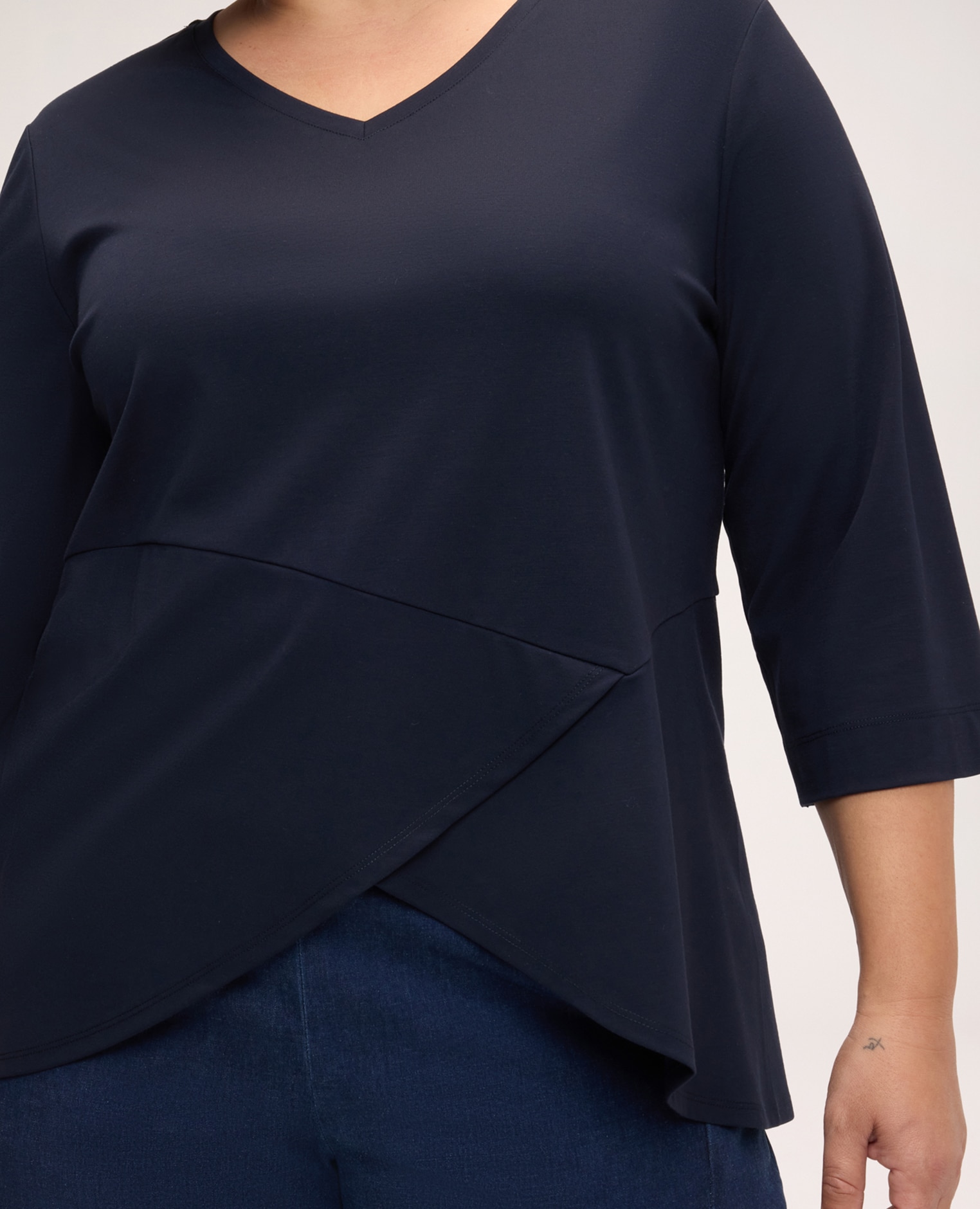 Camiseta de mujer de punto con detalle cruzado fondo con doble capa de cartera asimétrica - Fiorella Rubino - Azul Azul-4