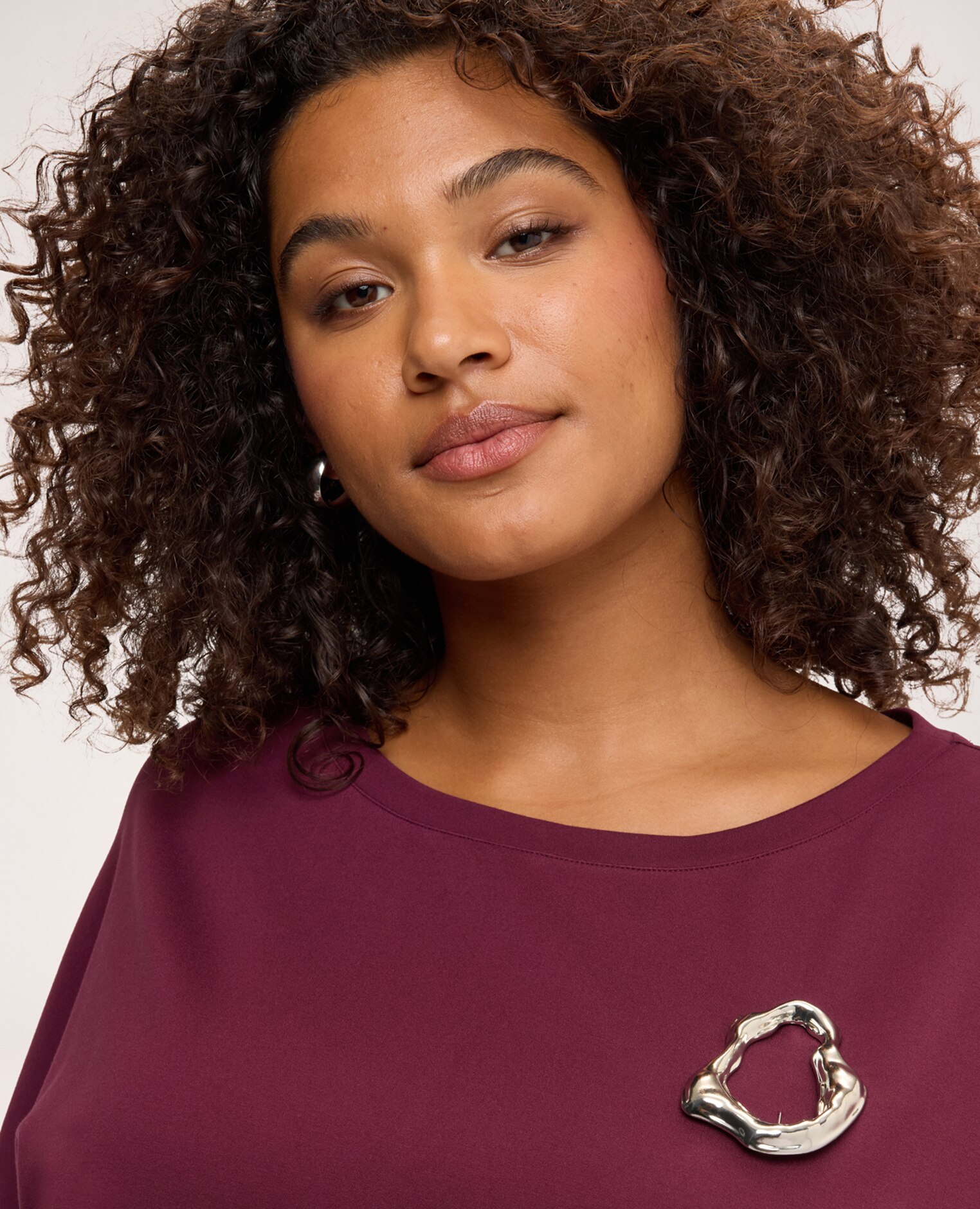 Sudadera de mujer en punto milano con aplicación aplicación metálica en el pecho detalle joya que caracteriza el modelo - Fiorella Rubino - Burdeos Burdeos-4
