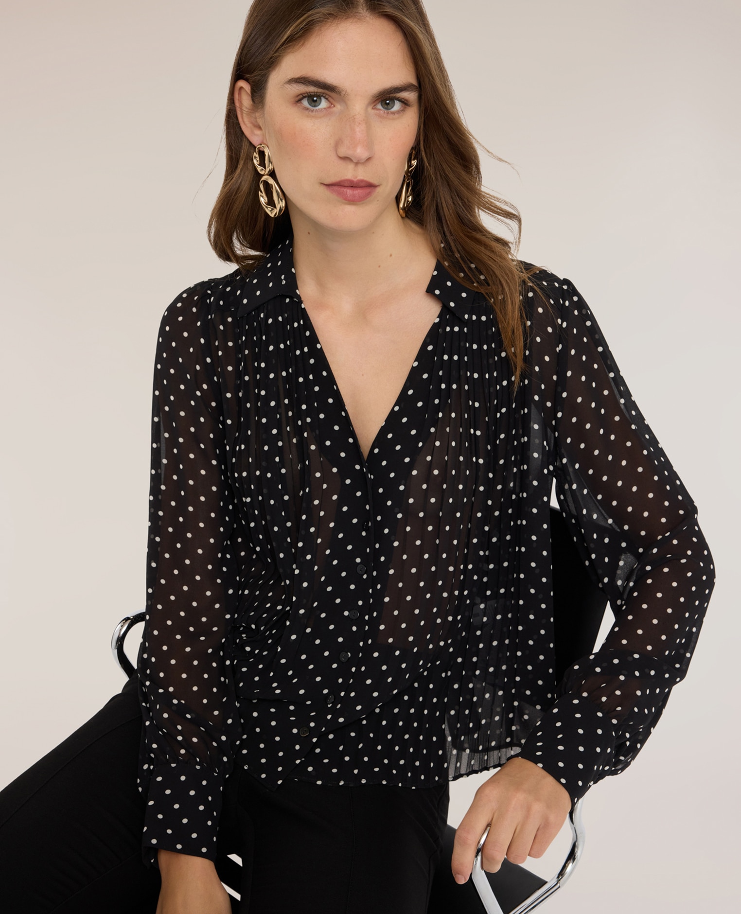 Camisa de mujer de georgette de lunares con plisado ajuste holgado con cierre frontal de botones - Motivi - Negro Negro-4
