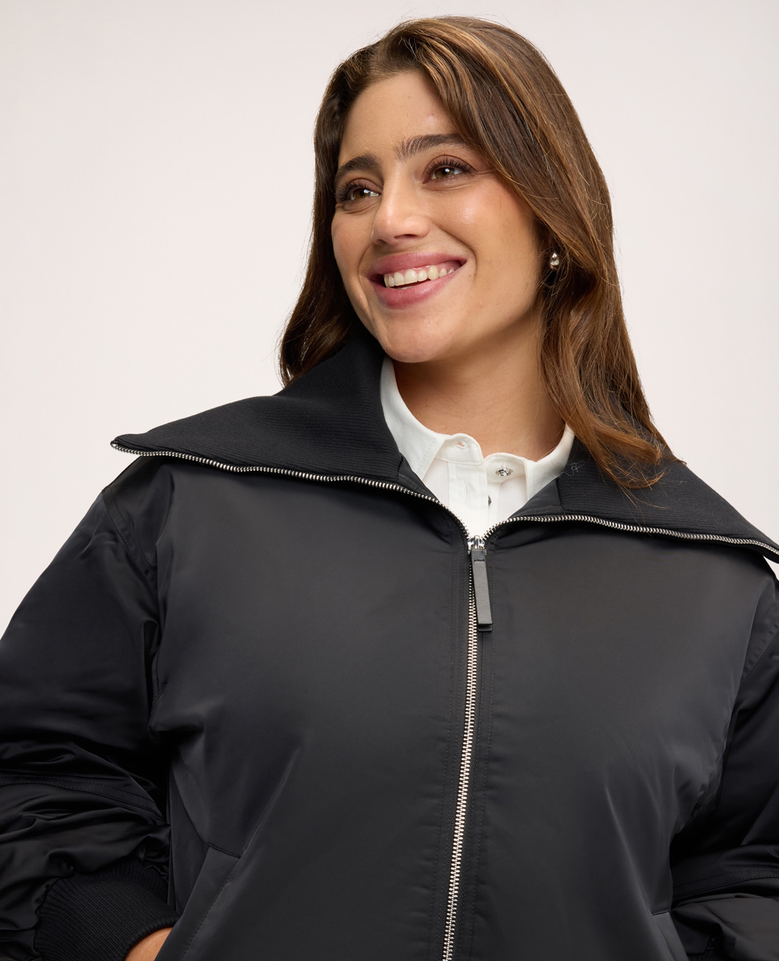Cazadora de mujer bomber con cuello alto cierre con cremallera bolsillos verticales de vivo - Fiorella Rubino - Negro Negro-4