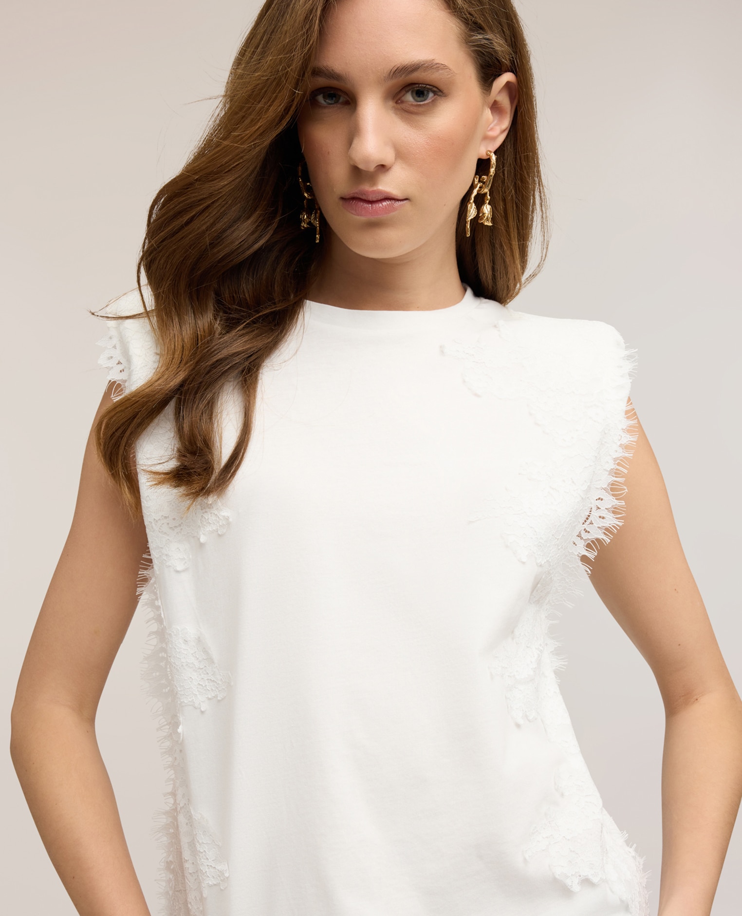 Camiseta de mujer con insertos de encaje ajuste regular con cuello redondo - Motivi - Blanco Blanco-4
