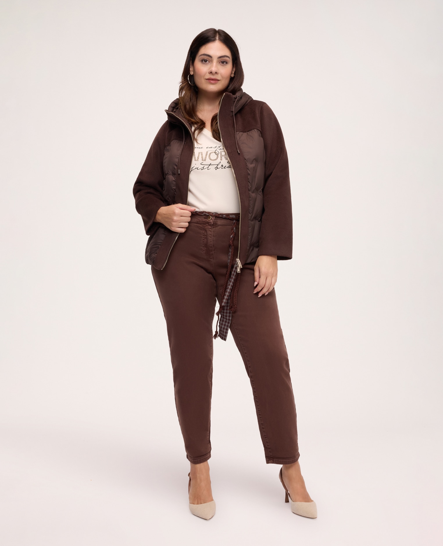 Plumífero de mujer bimaterial con capucha cierre con cremallera central y bolsillos verticales - Fiorella Rubino - Marrón Marrón-3