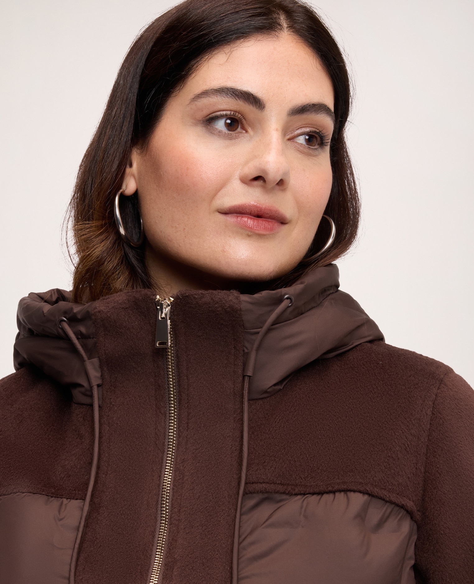 Plumífero de mujer bimaterial con capucha cierre con cremallera central y bolsillos verticales - Fiorella Rubino - Marrón Marrón-4