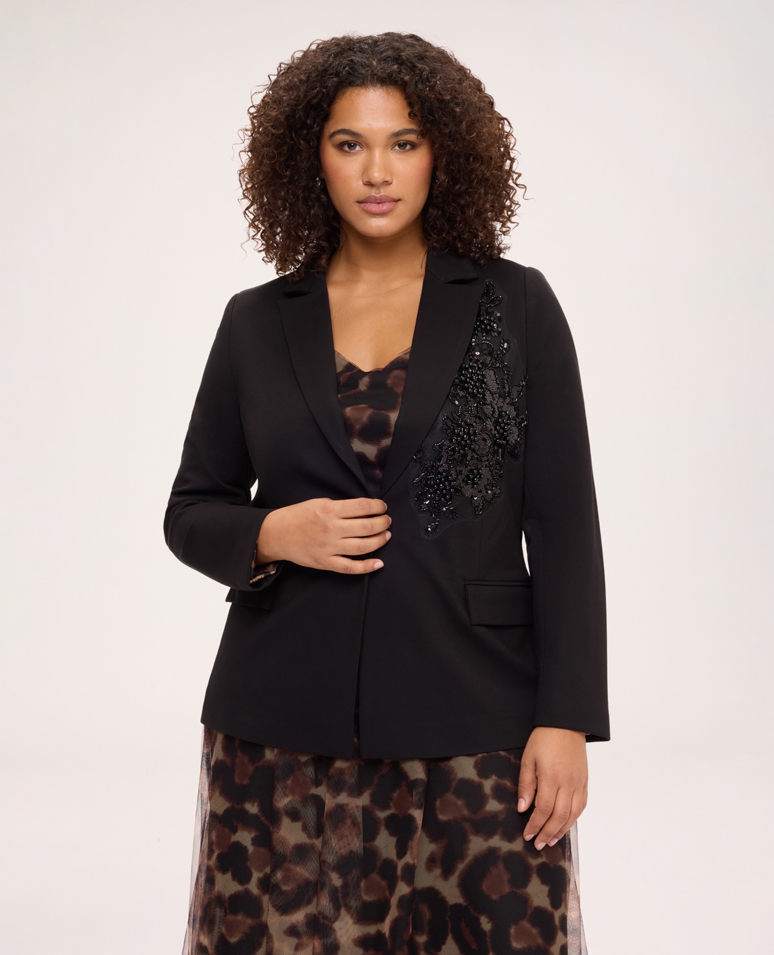 Blazer de mujer en punto milano con lentejuelas solapas de pico bolsillos con solapa y aplicación de lentejuelas en la parte delantera - Fiorella Rubino - Negro Negro-1