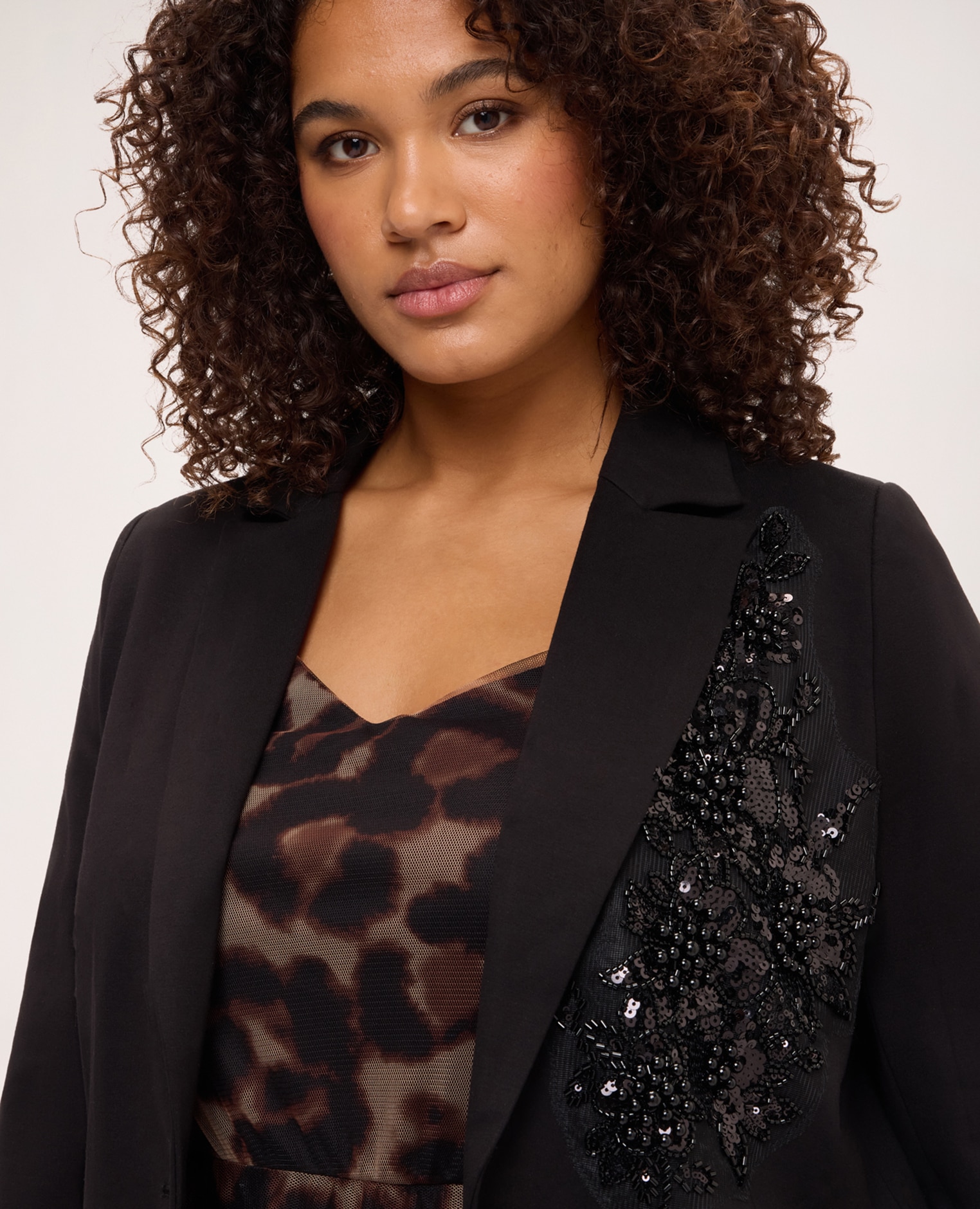 Blazer de mujer en punto milano con lentejuelas solapas de pico bolsillos con solapa y aplicación de lentejuelas en la parte delantera - Fiorella Rubino - Negro Negro-4