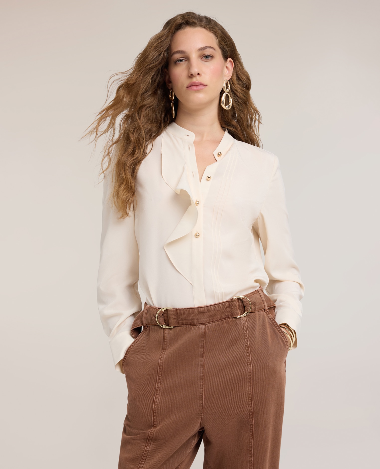 Camisa de mujer en crepé de china con volante asimétrico ajuste regular con cierre frontal de botones metálicos - Motivi - Blanco Blanco-1