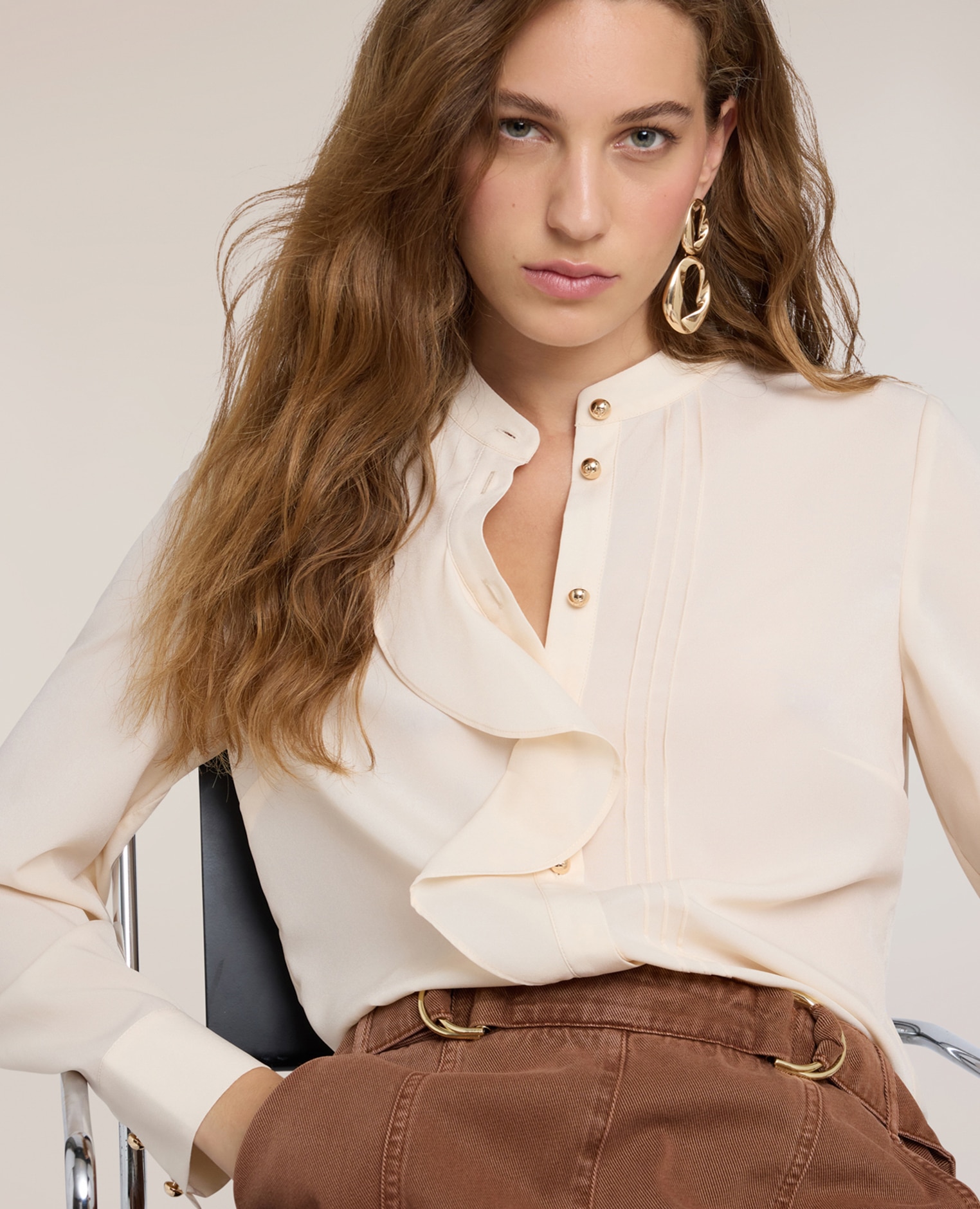 Camisa de mujer en crepé de china con volante asimétrico ajuste regular con cierre frontal de botones metálicos - Motivi - Blanco Blanco-4