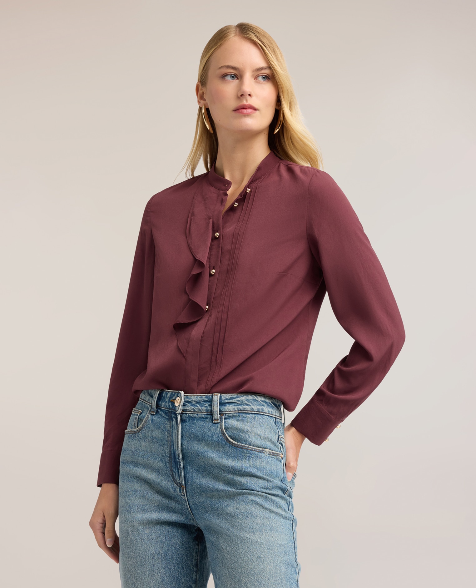 Camisa de mujer en crepé de china con volante asimétrico ajuste regular con cierre frontal de botones metálicos - Motivi - Burdeos Burdeos-1