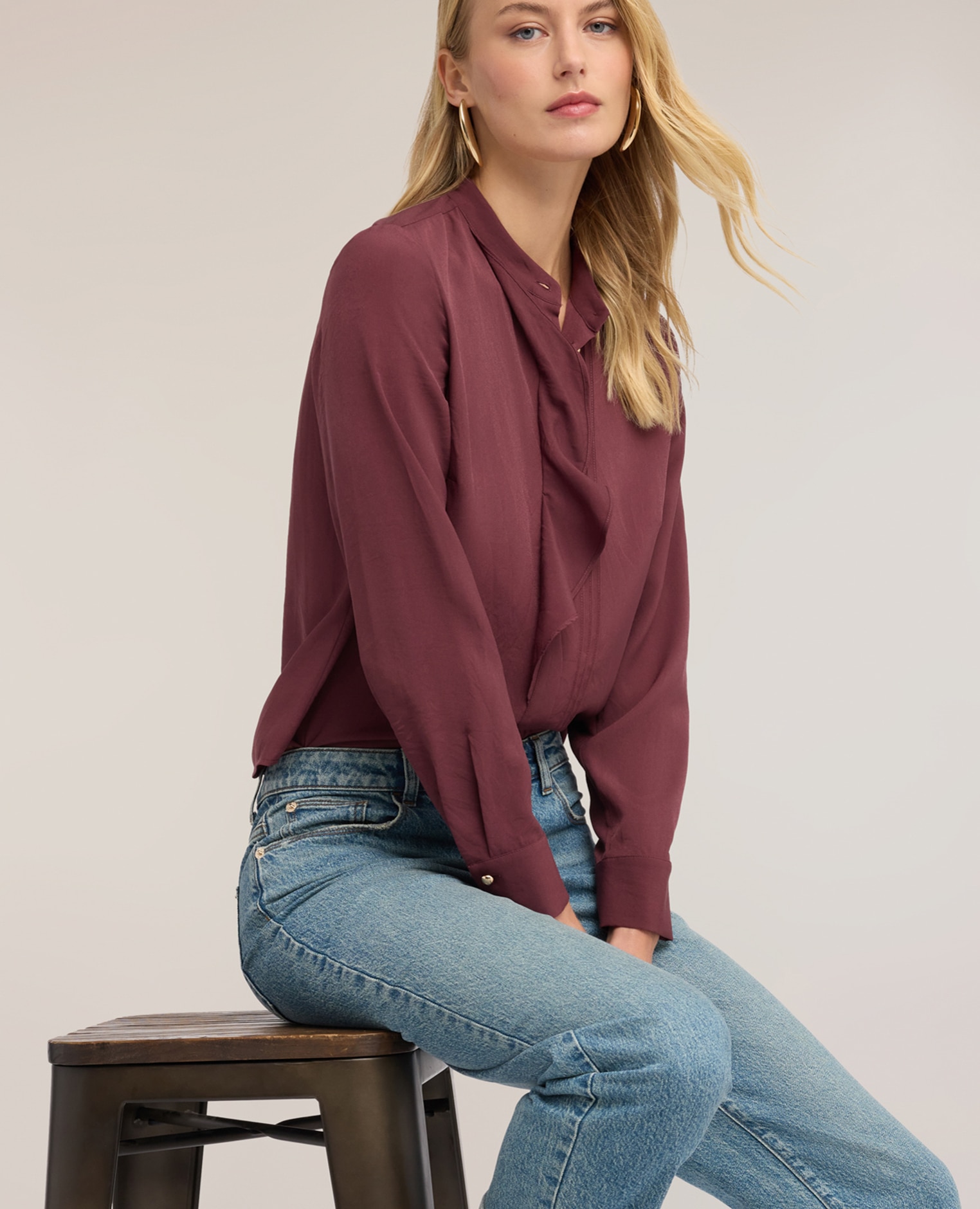 Camisa de mujer en crepé de china con volante asimétrico ajuste regular con cierre frontal de botones metálicos - Motivi - Burdeos Burdeos-4