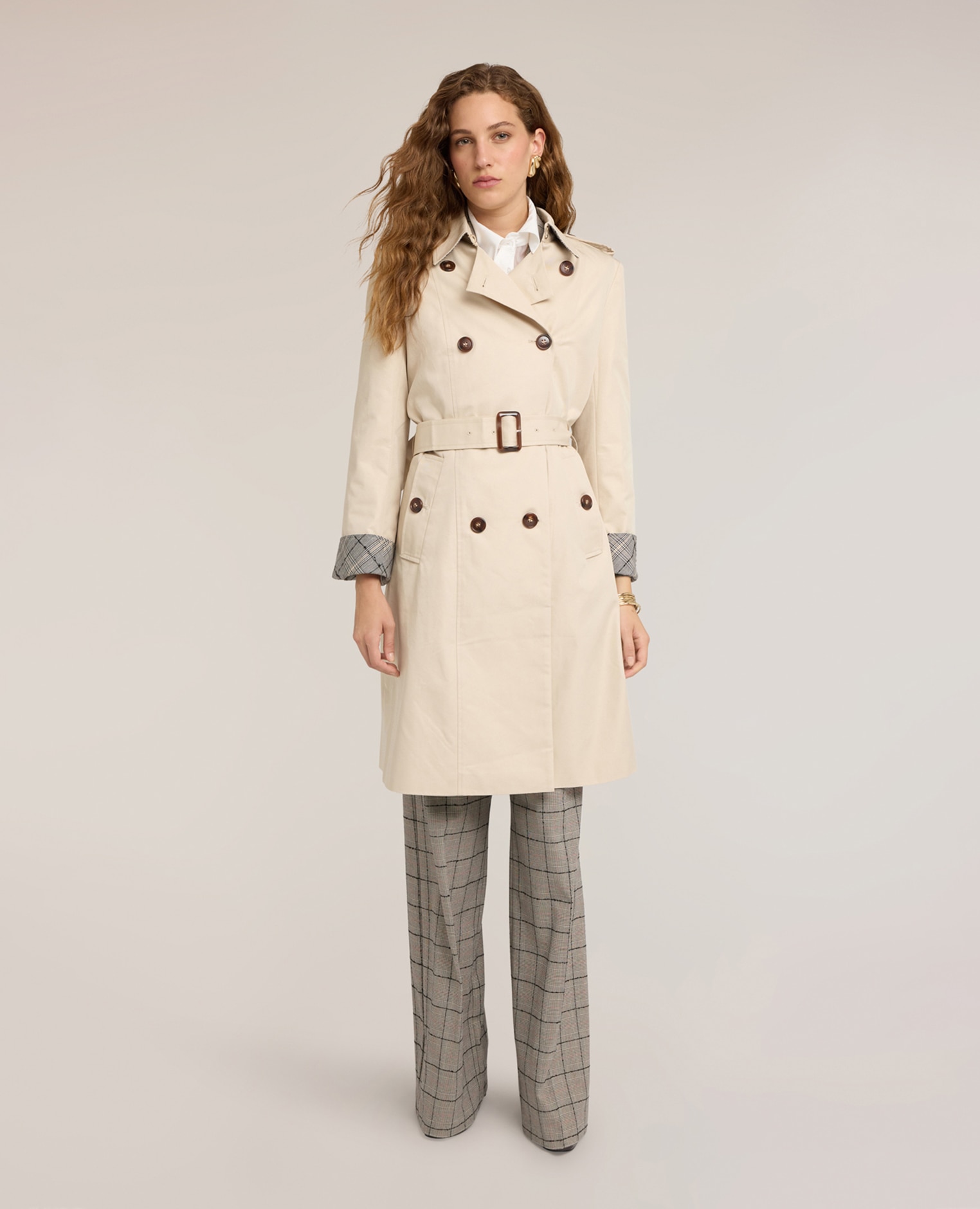 Trench de mujer con cinturón de doble botonadura mezcla de algodón ajuste regular cierre cruzado con botones a la vista - Motivi - Beige Beige-1