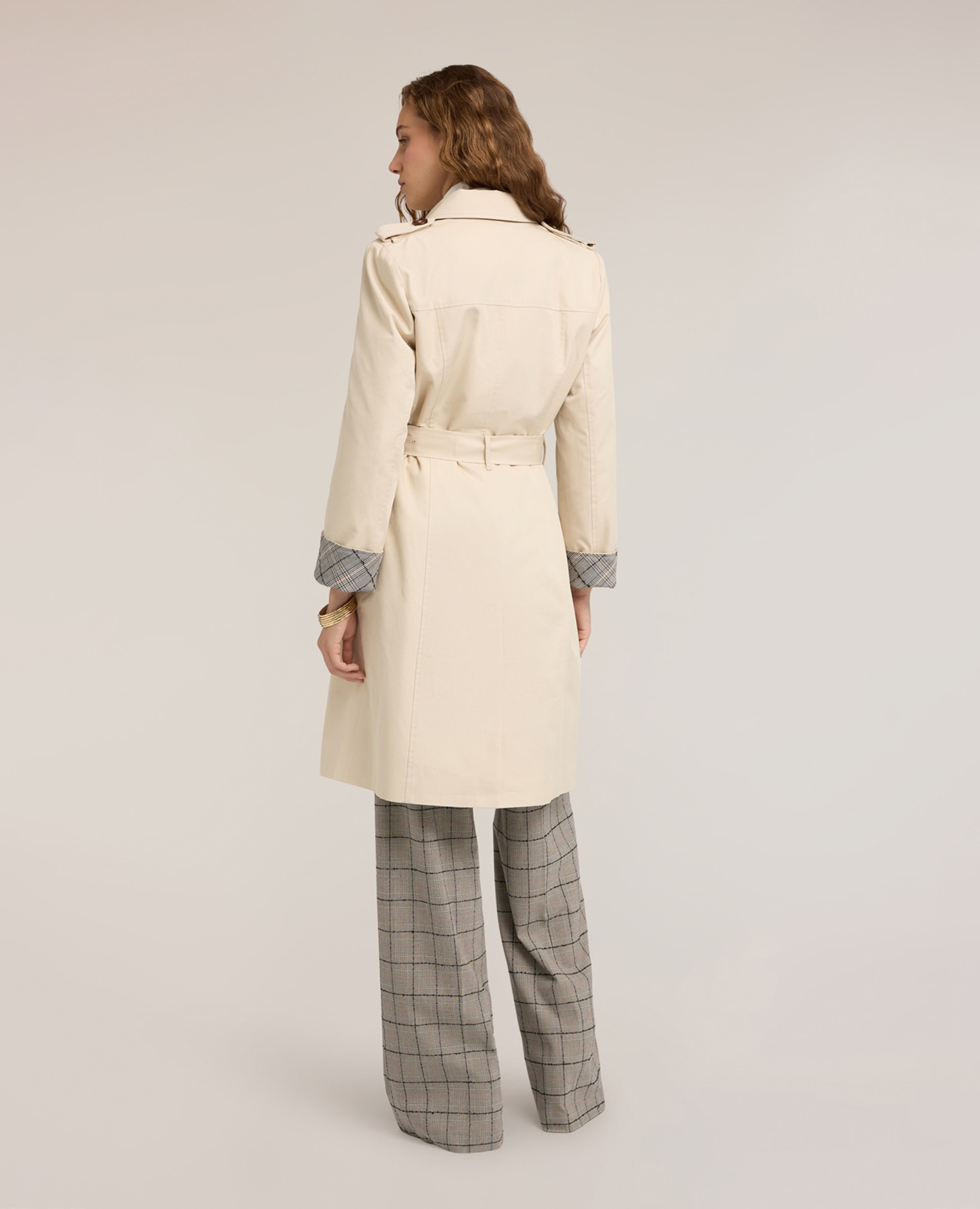 Trench de mujer con cinturón de doble botonadura mezcla de algodón ajuste regular cierre cruzado con botones a la vista - Motivi - Beige Beige-2