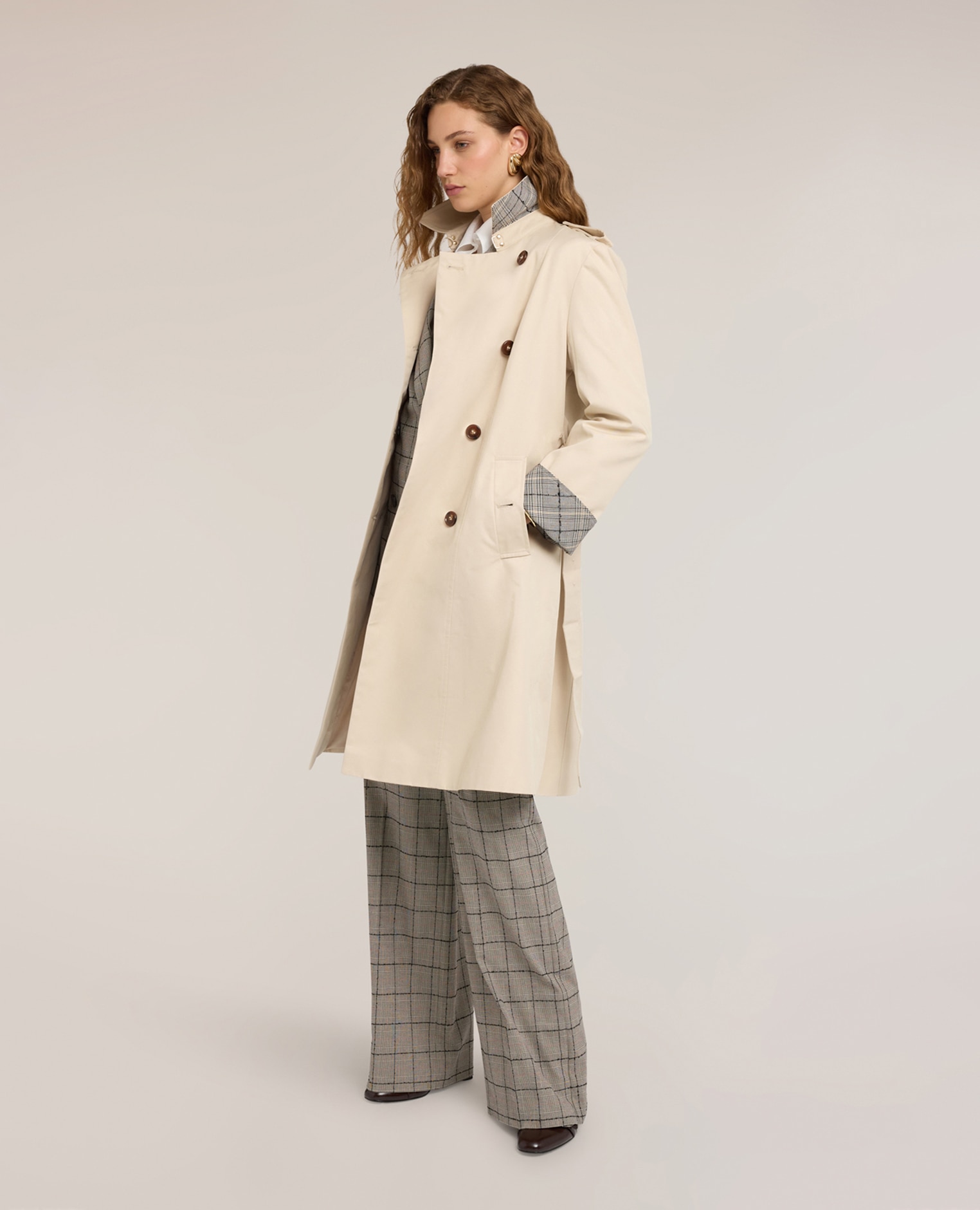 Trench de mujer con cinturón de doble botonadura mezcla de algodón ajuste regular cierre cruzado con botones a la vista - Motivi - Beige Beige-3