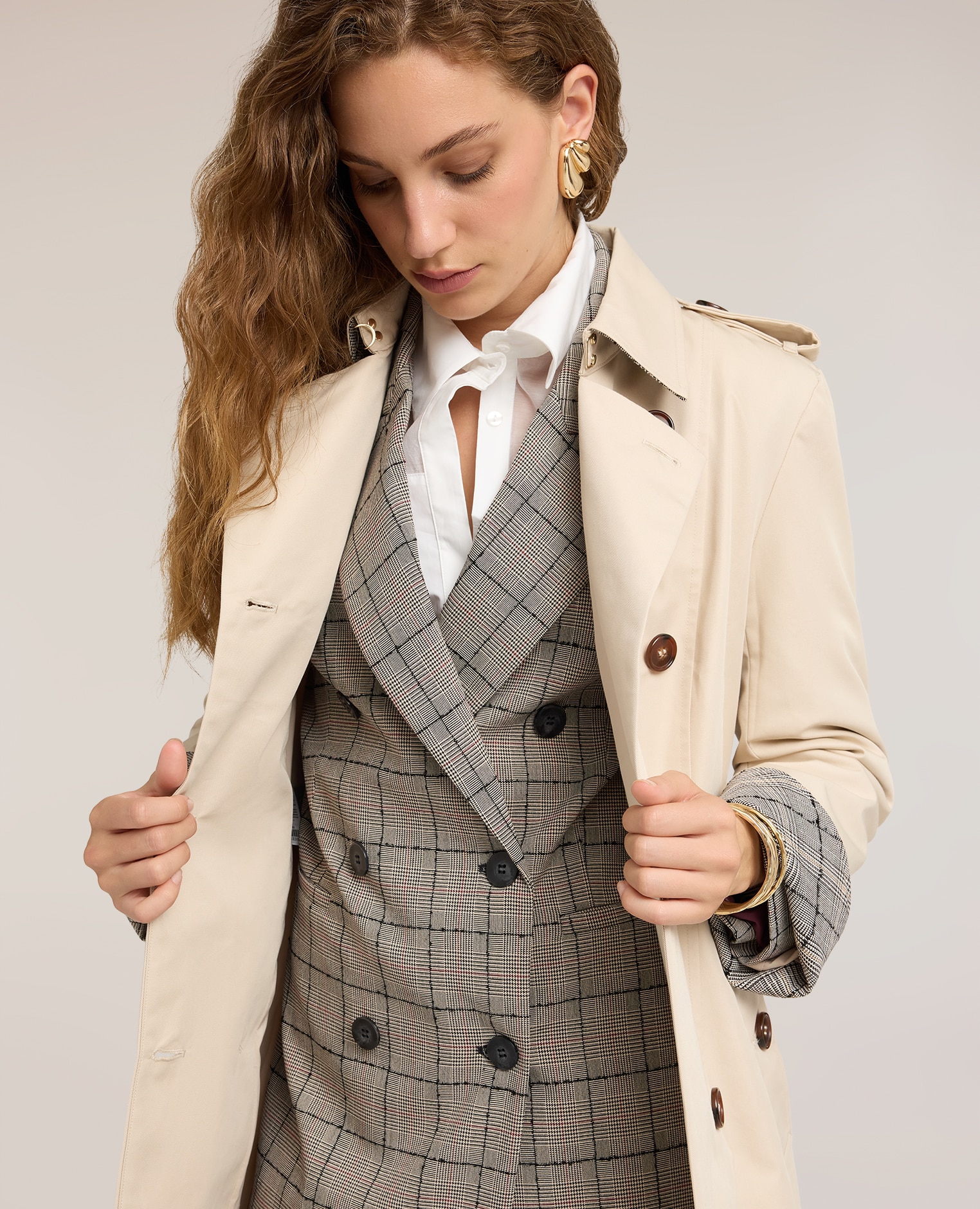 Trench de mujer con cinturón de doble botonadura mezcla de algodón ajuste regular cierre cruzado con botones a la vista - Motivi - Beige Beige-4