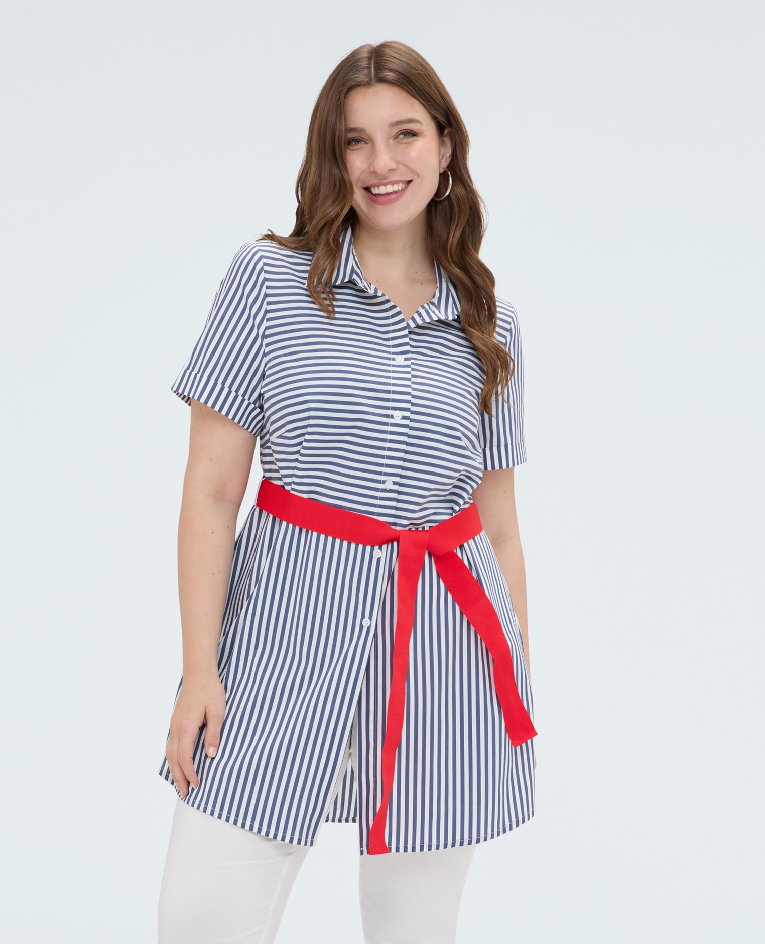 Camisa de mujer de rayas en mezcla de algodón cierre frontal con botones y cinturón en 100% poliéster de banda con lazo en color contrastante - Fiorella Rubino - Azul Azul-1