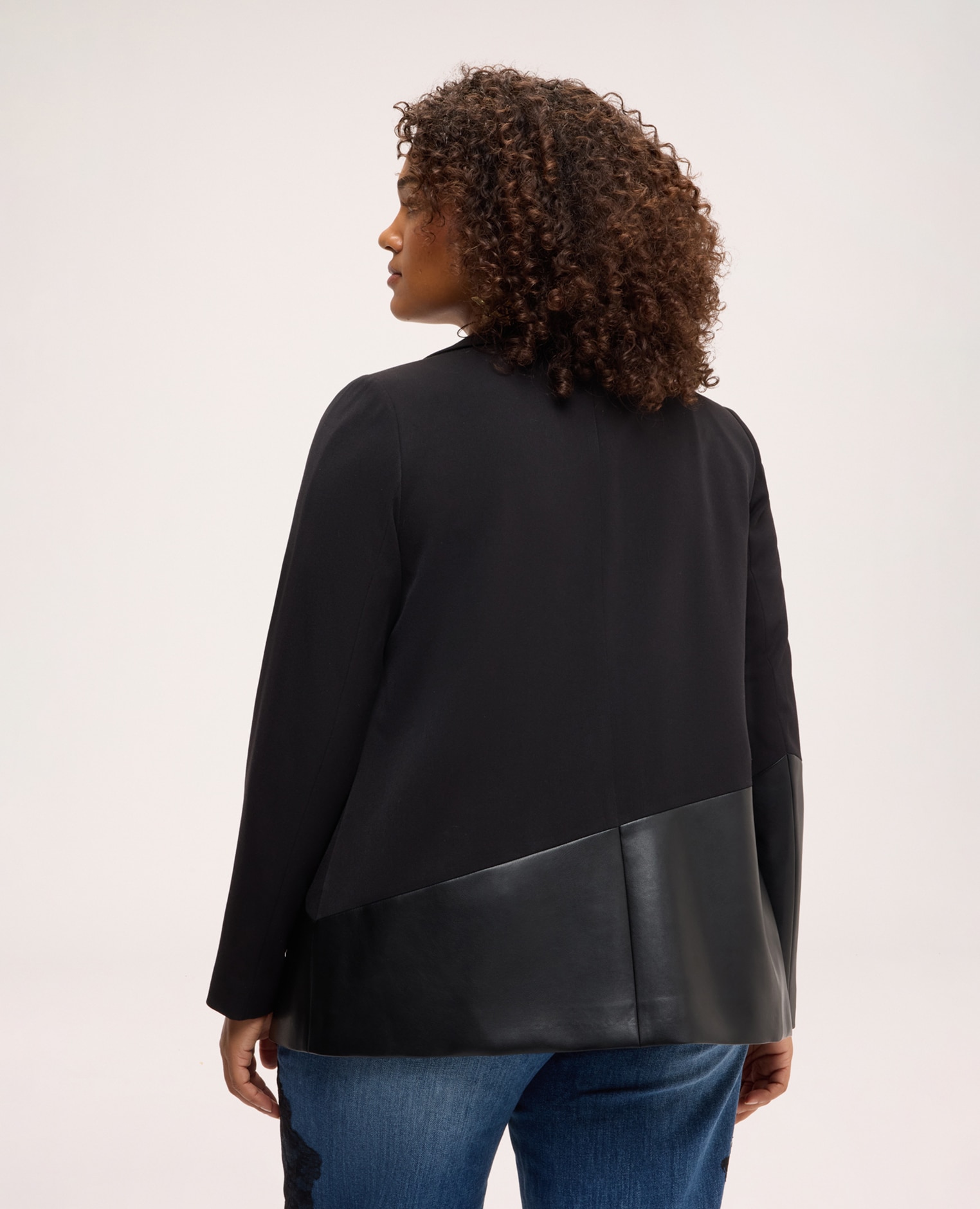 Blazer de mujer con insertos en tejido revestido diseño combo con combinación de dos materiales distintos para un efecto patchwork geométrico - Fiorella Rubino - Negro Negro-2