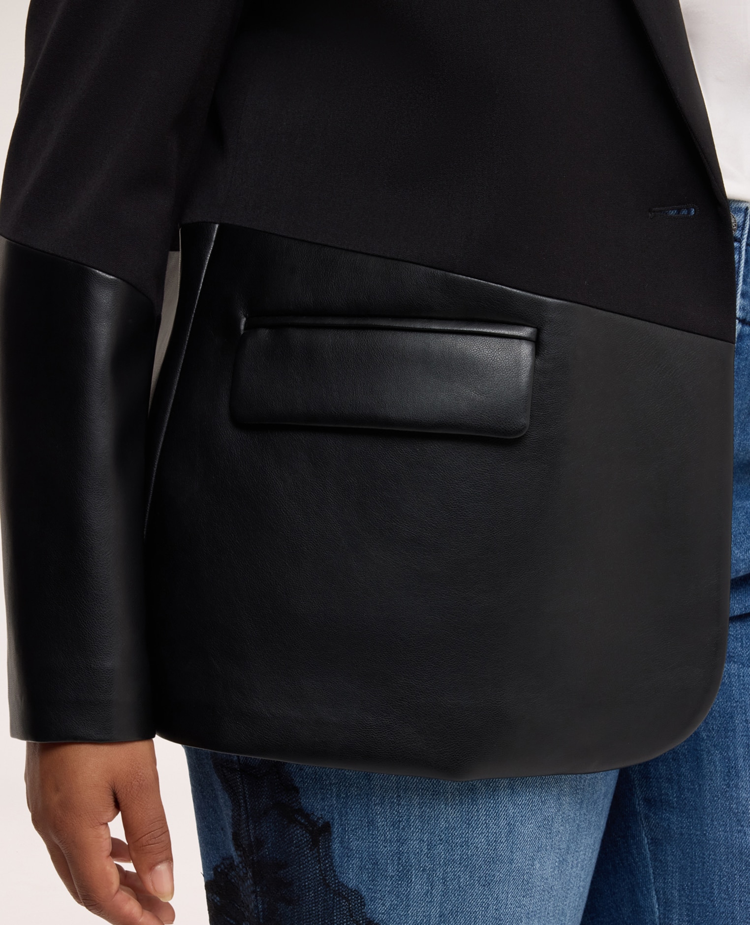 Blazer de mujer con insertos en tejido revestido diseño combo con combinación de dos materiales distintos para un efecto patchwork geométrico - Fiorella Rubino - Negro Negro-4