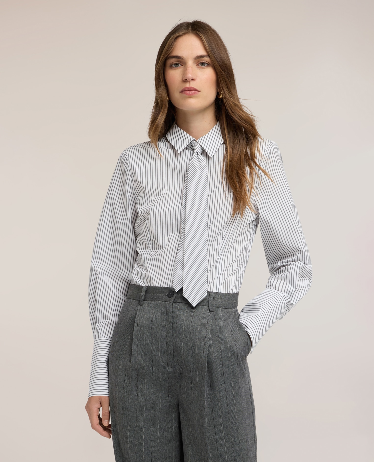 Camisa de mujer de popelín a rayas con corbatín ajuste entallado abertura frontal con cuello clásico y botones - Motivi - Blanco Blanco-1