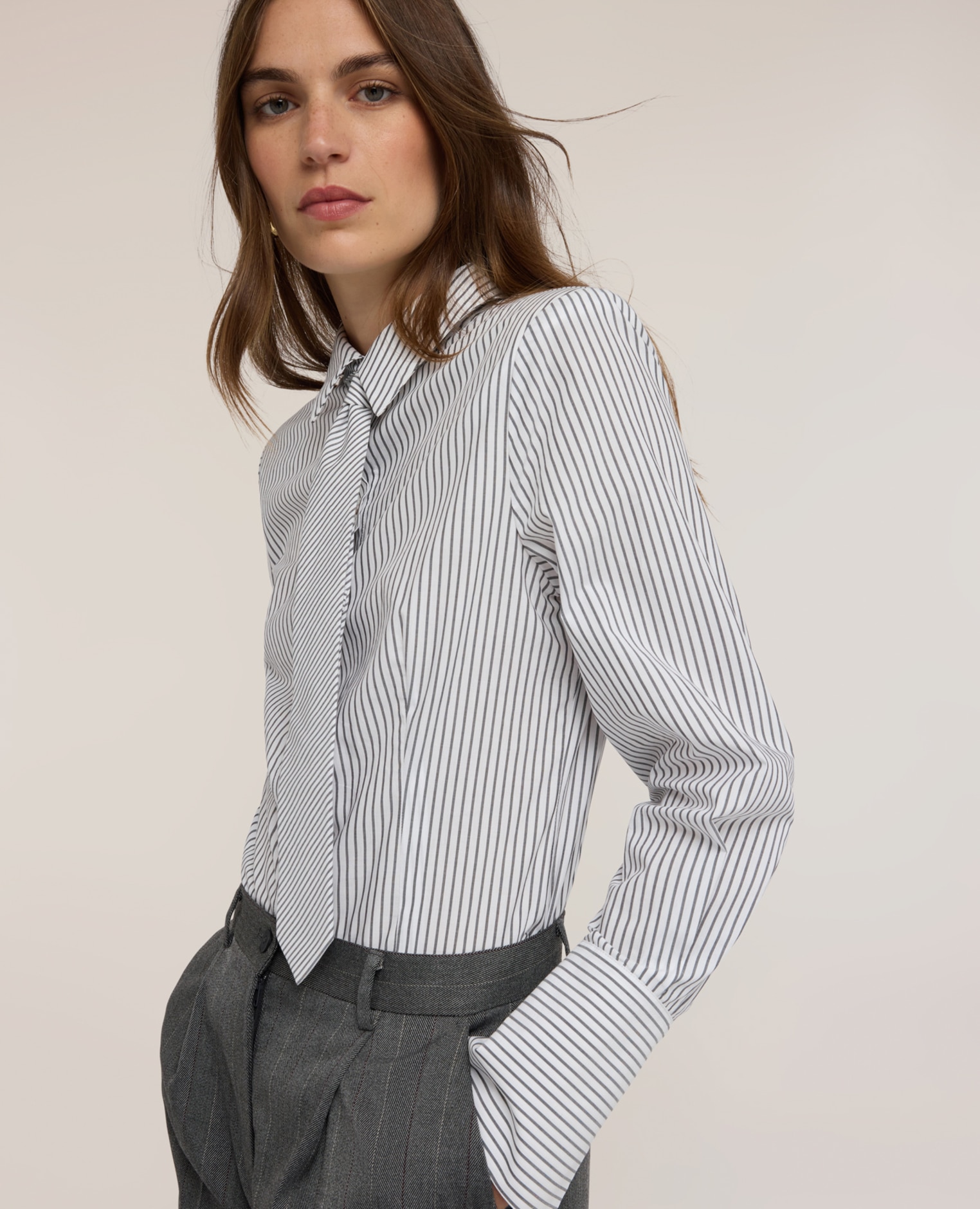 Camisa de mujer de popelín a rayas con corbatín ajuste entallado abertura frontal con cuello clásico y botones - Motivi - Blanco Blanco-4