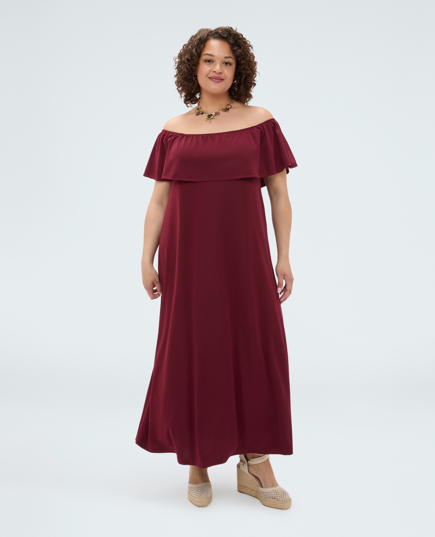 Vestido largo chill off-shoulder con volantes mangas cortas tipo kimono integradas en el volante - Fiorella Rubino - Burdeos Burdeos-1
