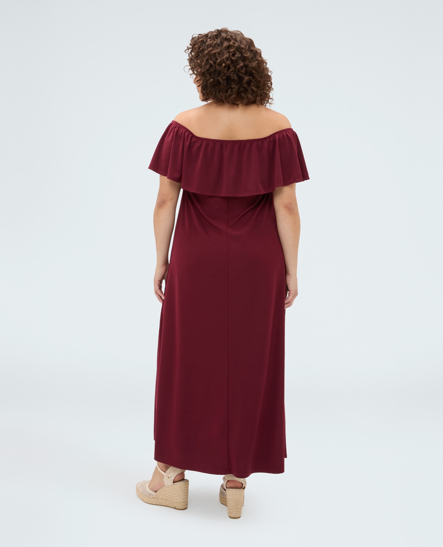 Vestido largo chill off-shoulder con volantes mangas cortas tipo kimono integradas en el volante - Fiorella Rubino - Burdeos Burdeos-2