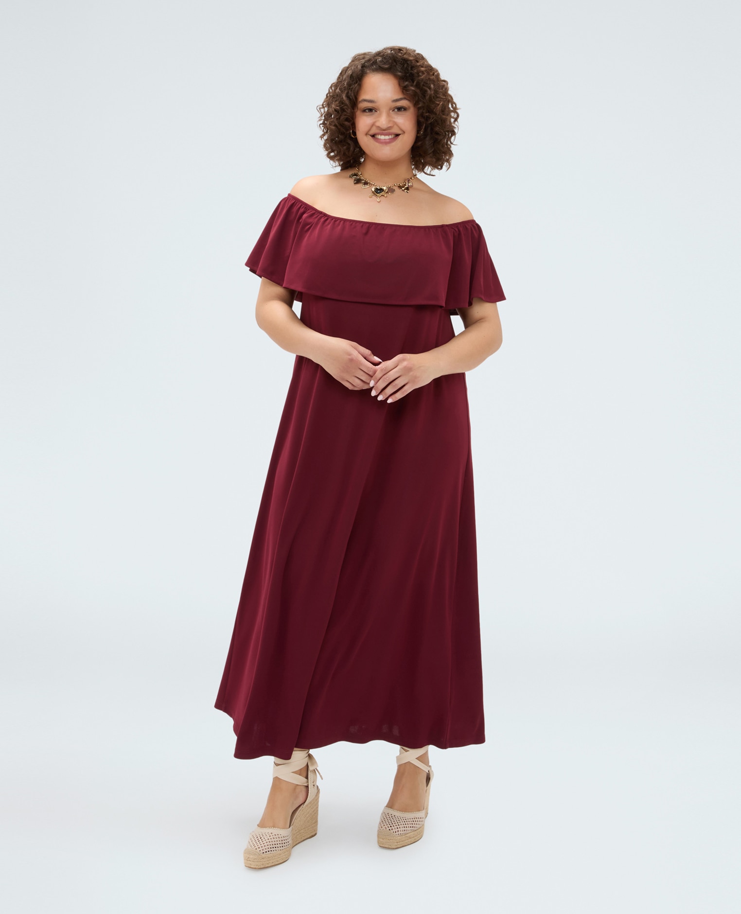 Vestido largo chill off-shoulder con volantes mangas cortas tipo kimono integradas en el volante - Fiorella Rubino - Burdeos Burdeos-3