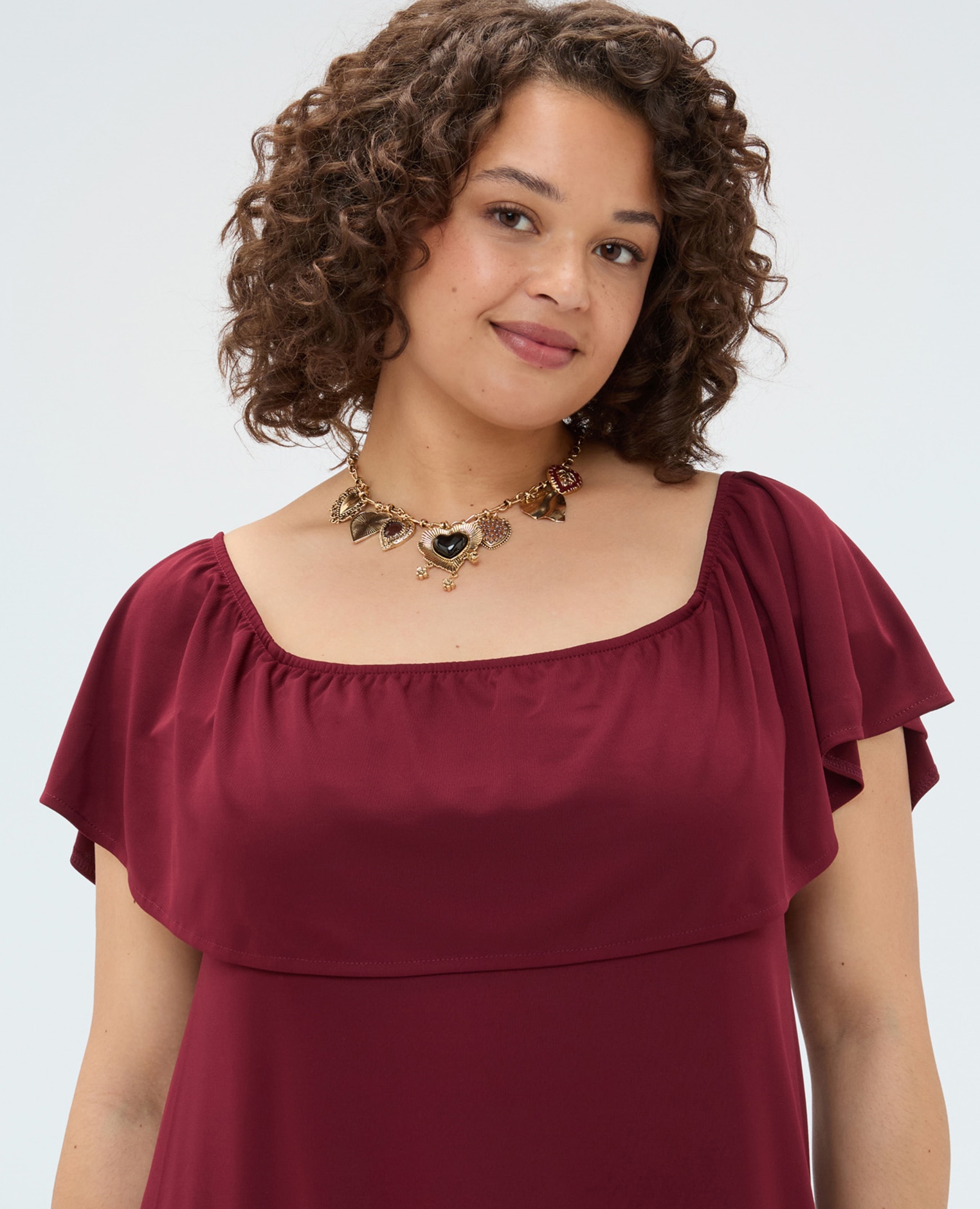 Vestido largo chill off-shoulder con volantes mangas cortas tipo kimono integradas en el volante - Fiorella Rubino - Burdeos Burdeos-4