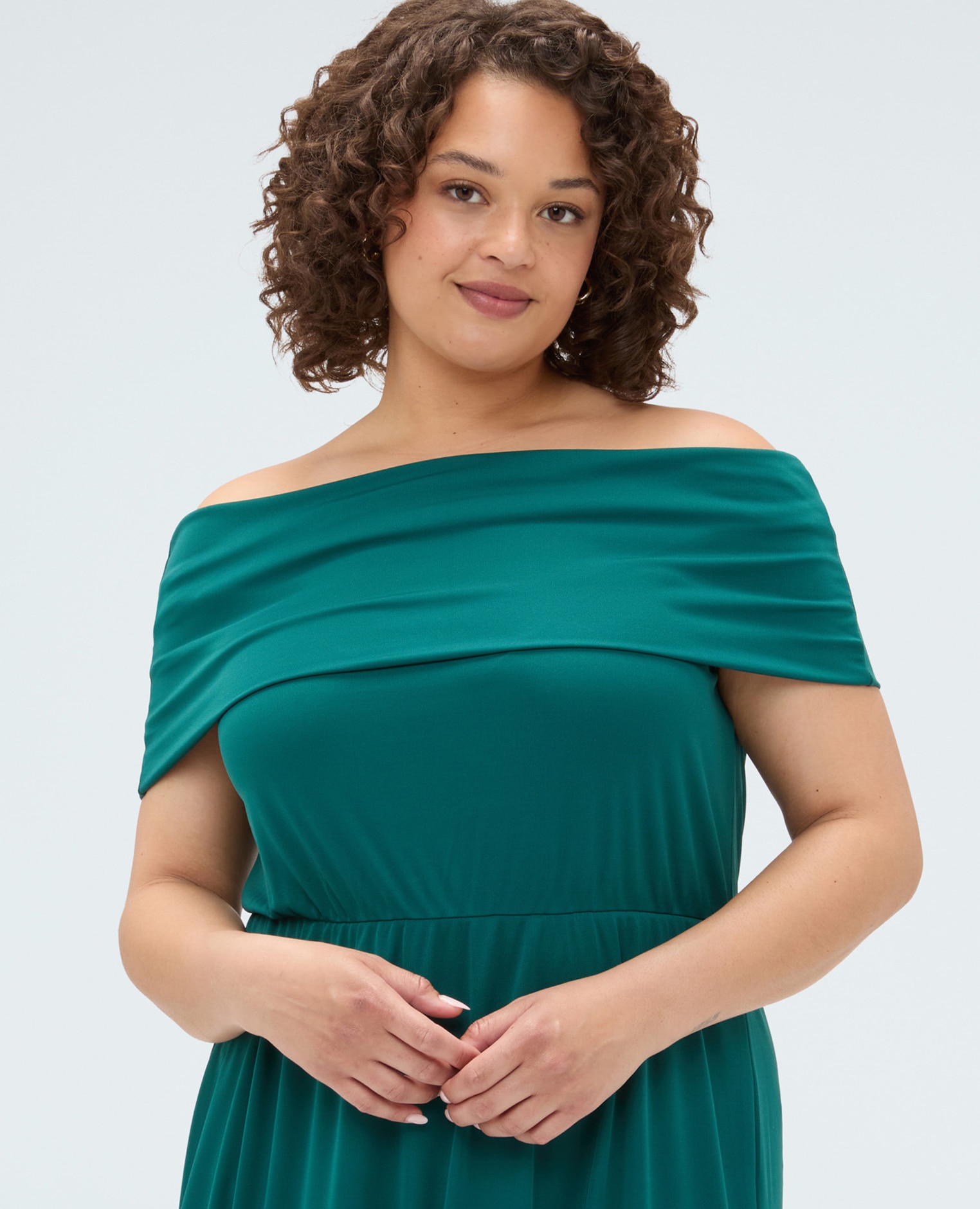 Vestido largo chill off-shoulder en jersey falda amplia - Fiorella Rubino - Verde Verde-4