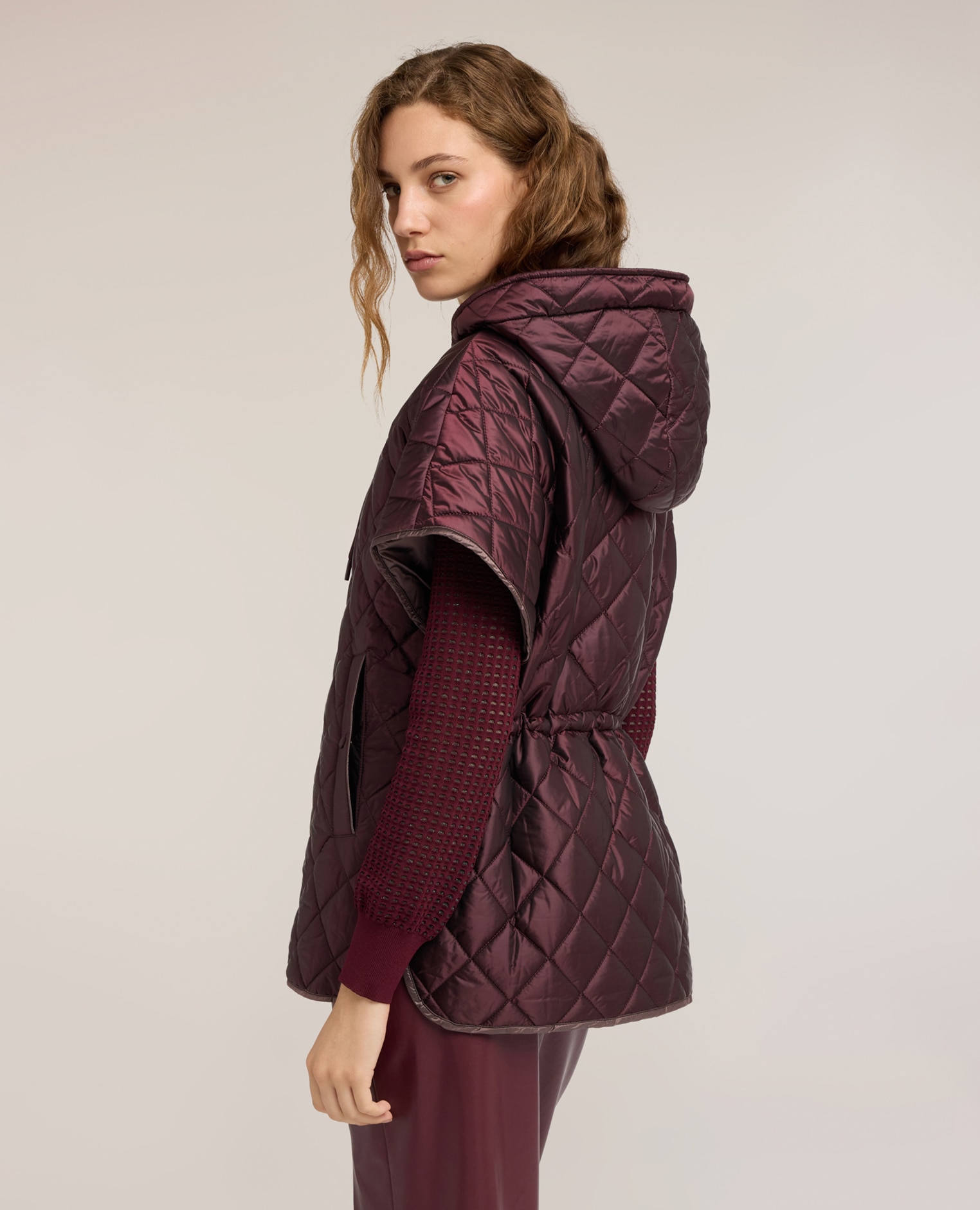 Chaleco de mujer acolchado con capucha y mangas kimono modelo corto con ajuste oversize forrado y con cierre frontal de cremallera - Motivi - Marrón Marrón-2
