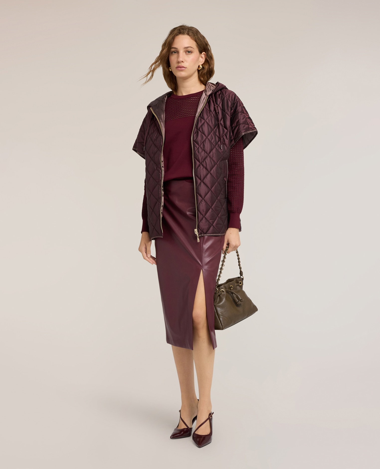 Chaleco de mujer acolchado con capucha y mangas kimono modelo corto con ajuste oversize forrado y con cierre frontal de cremallera - Motivi - Marrón Marrón-3