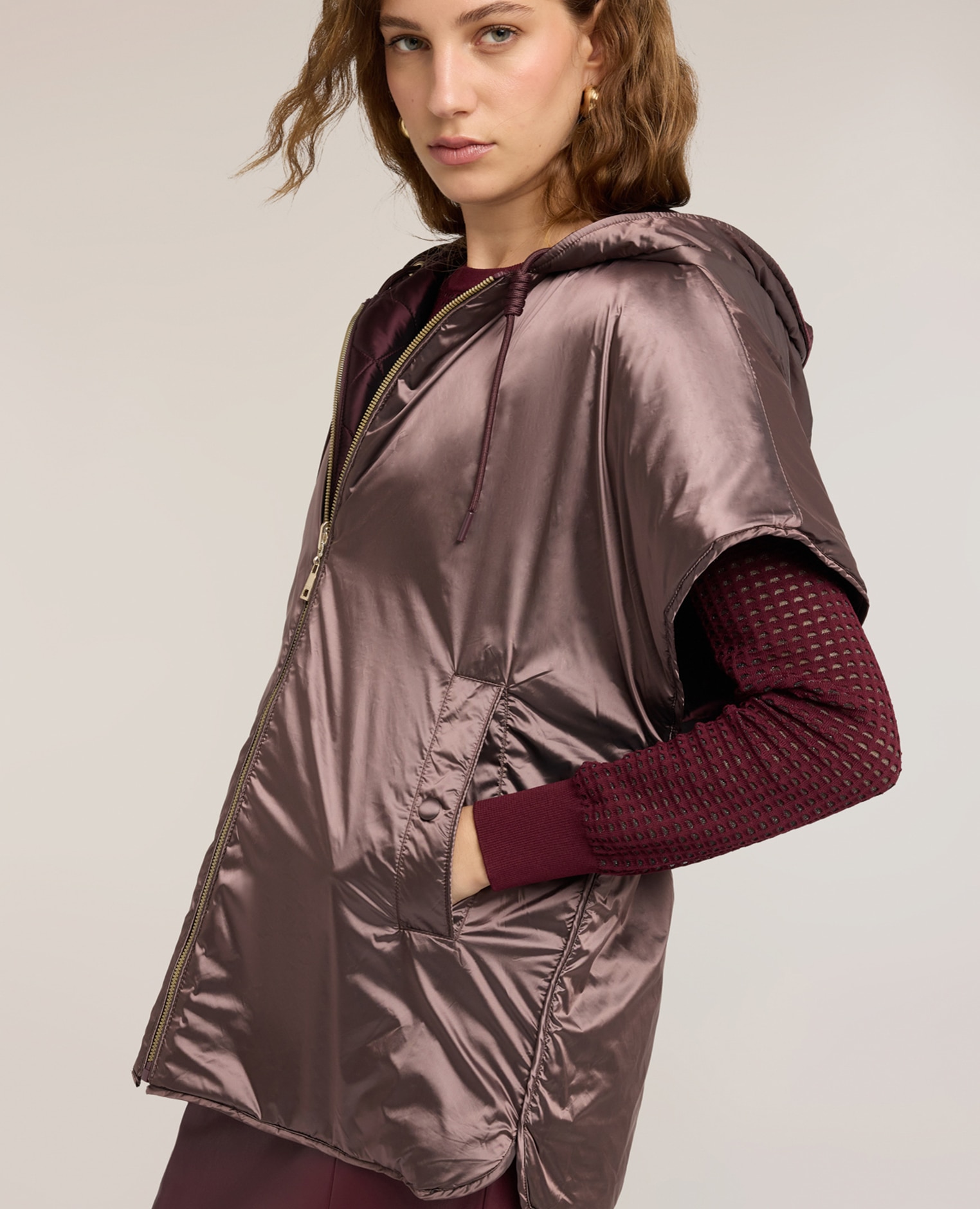 Chaleco de mujer acolchado con capucha y mangas kimono modelo corto con ajuste oversize forrado y con cierre frontal de cremallera - Motivi - Marrón Marrón-4