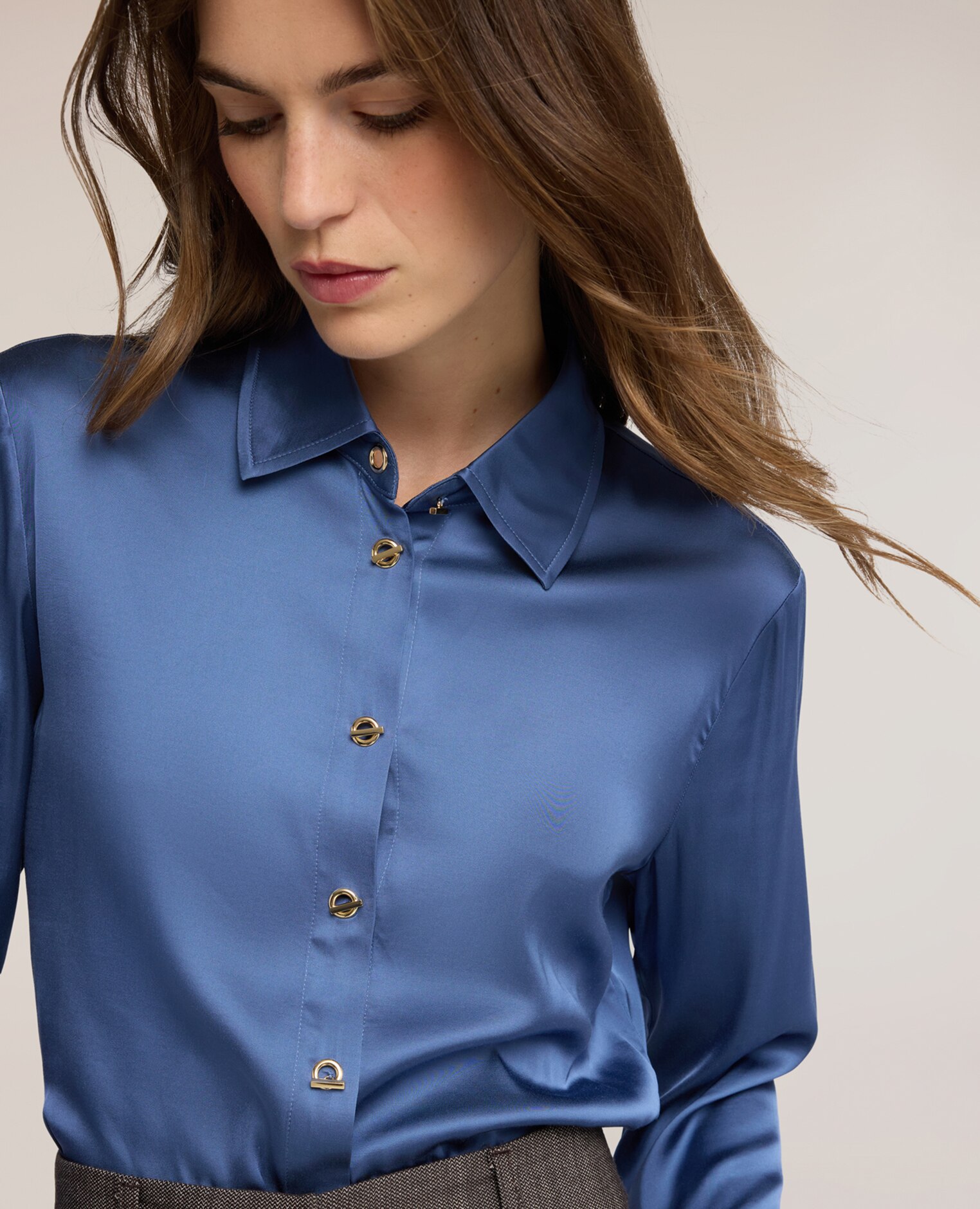 Camisa de mujer de satén de viscosa con botones metálicos ajuste regular cierre frontal con botones metálicos de ojal - Motivi - Azul Azul-4