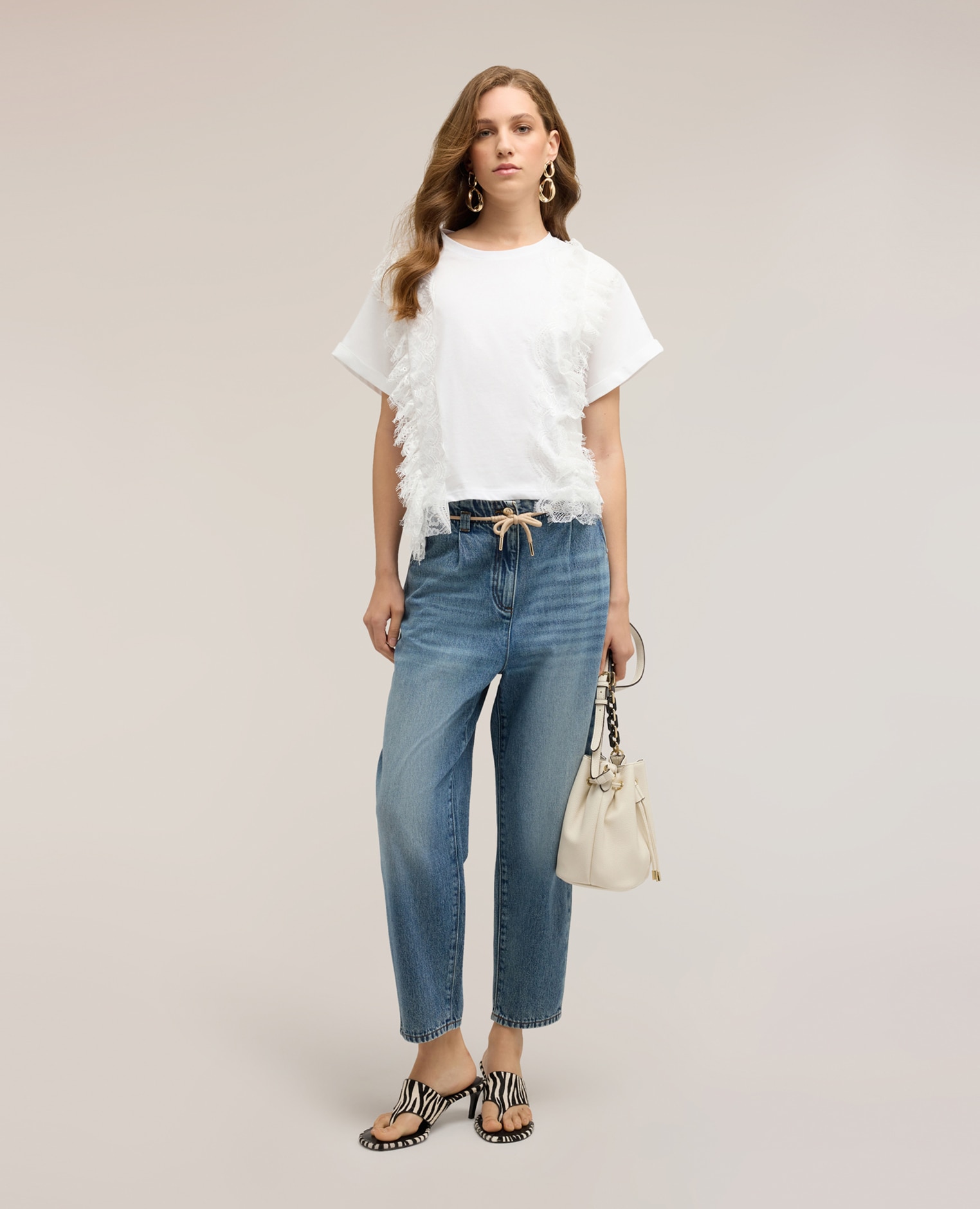 Camiseta de mujer con insertos de encaje ajuste oversize con corte corto y escote redondo - Motivi - Blanco Blanco-3