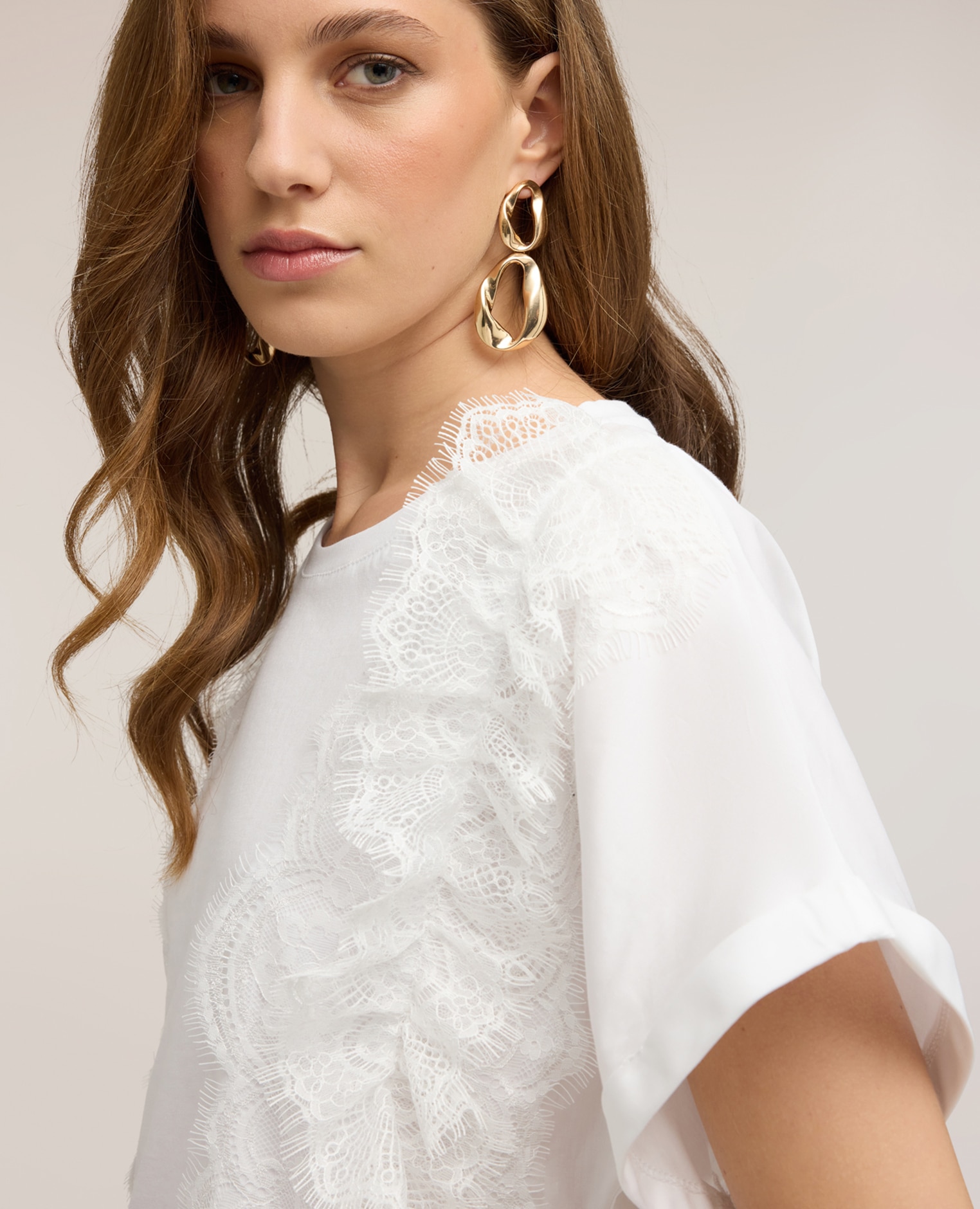 Camiseta de mujer con insertos de encaje ajuste oversize con corte corto y escote redondo - Motivi - Blanco Blanco-4