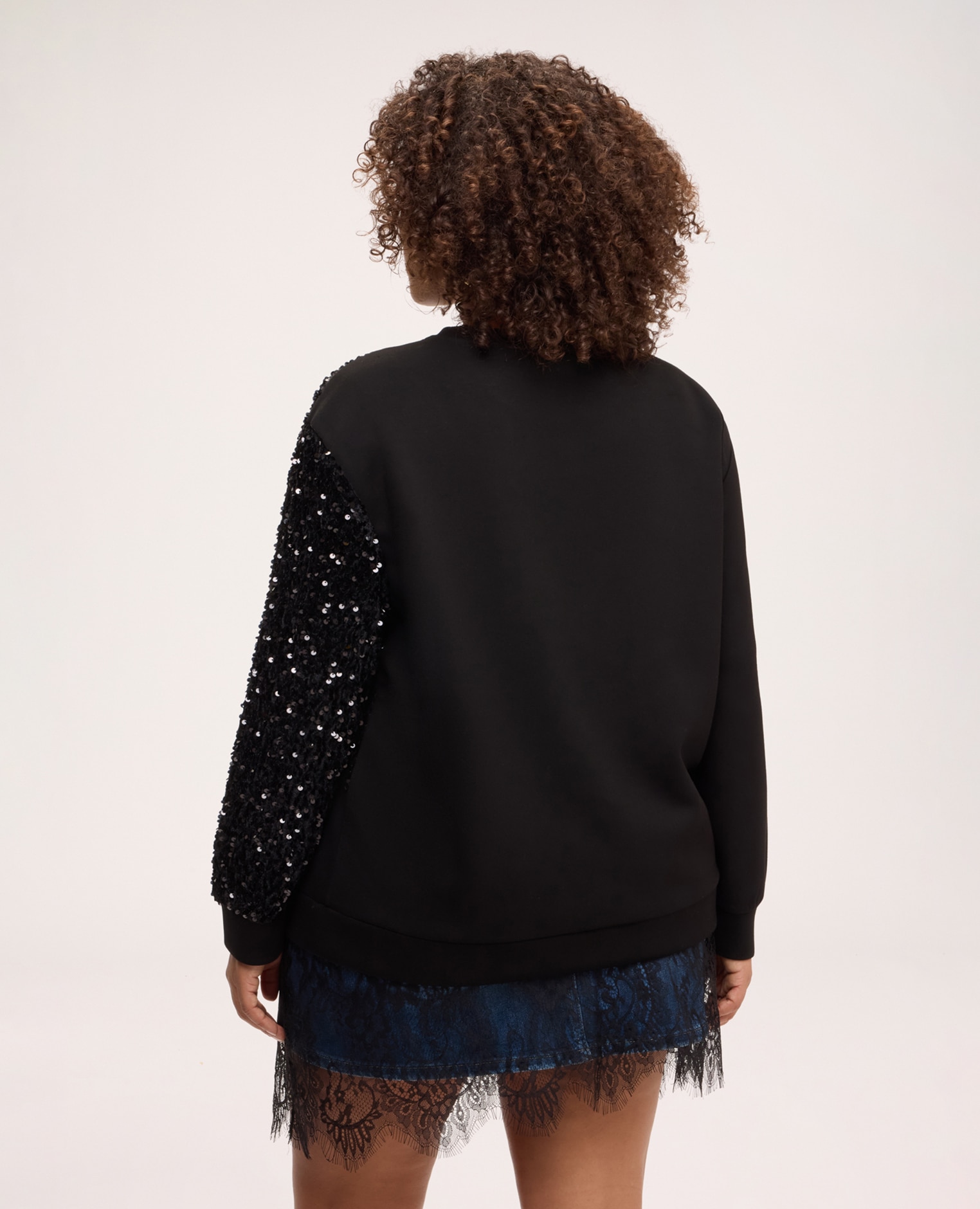 Sudadera de mujer con maxi estrella de lentejuelas cuello redondo bajo y puños acanalados elásticos - Fiorella Rubino - Negro Negro-2
