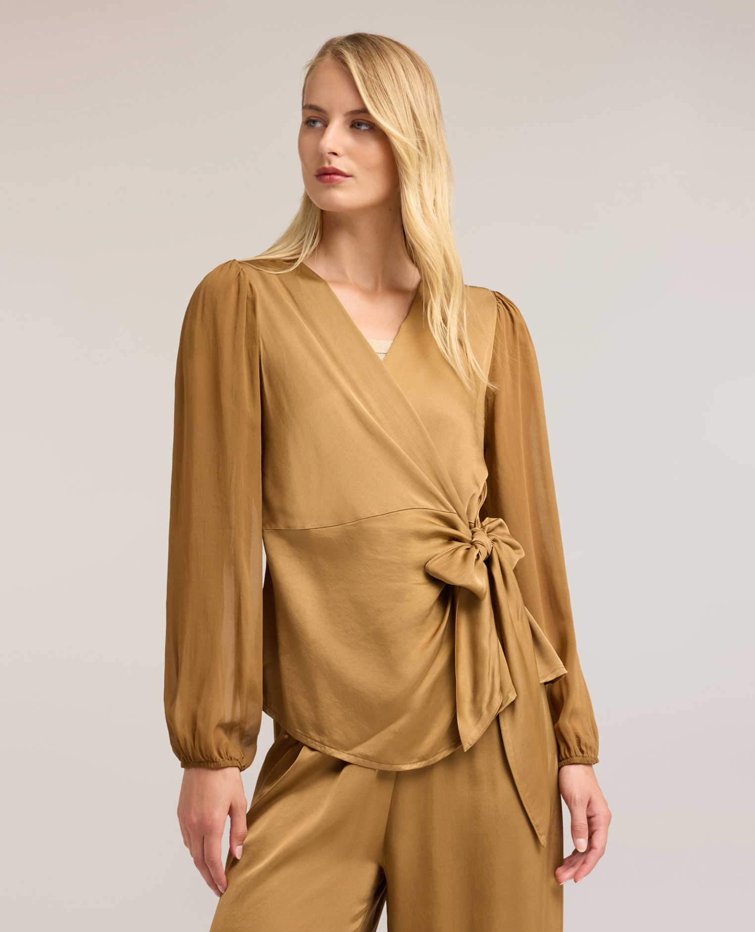 Blusa de mujer de raso con escote en v y lazo ajuste regular con cierre de cordones en el lateral - Motivi - Beige Beige-1