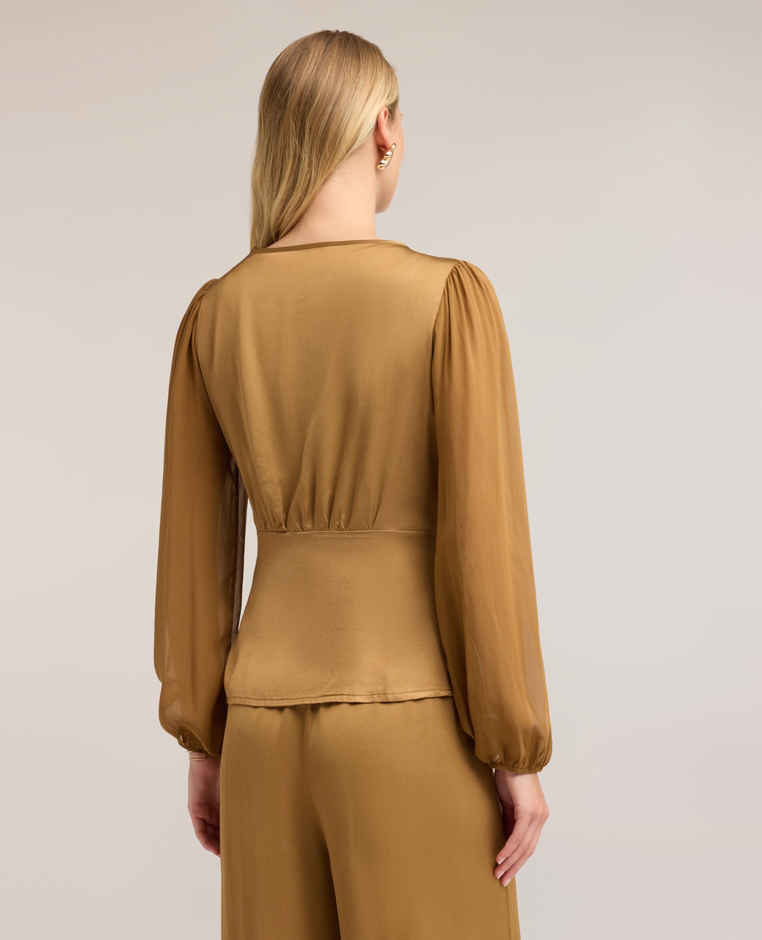 Blusa de mujer de raso con escote en v y lazo ajuste regular con cierre de cordones en el lateral - Motivi - Beige Beige-2