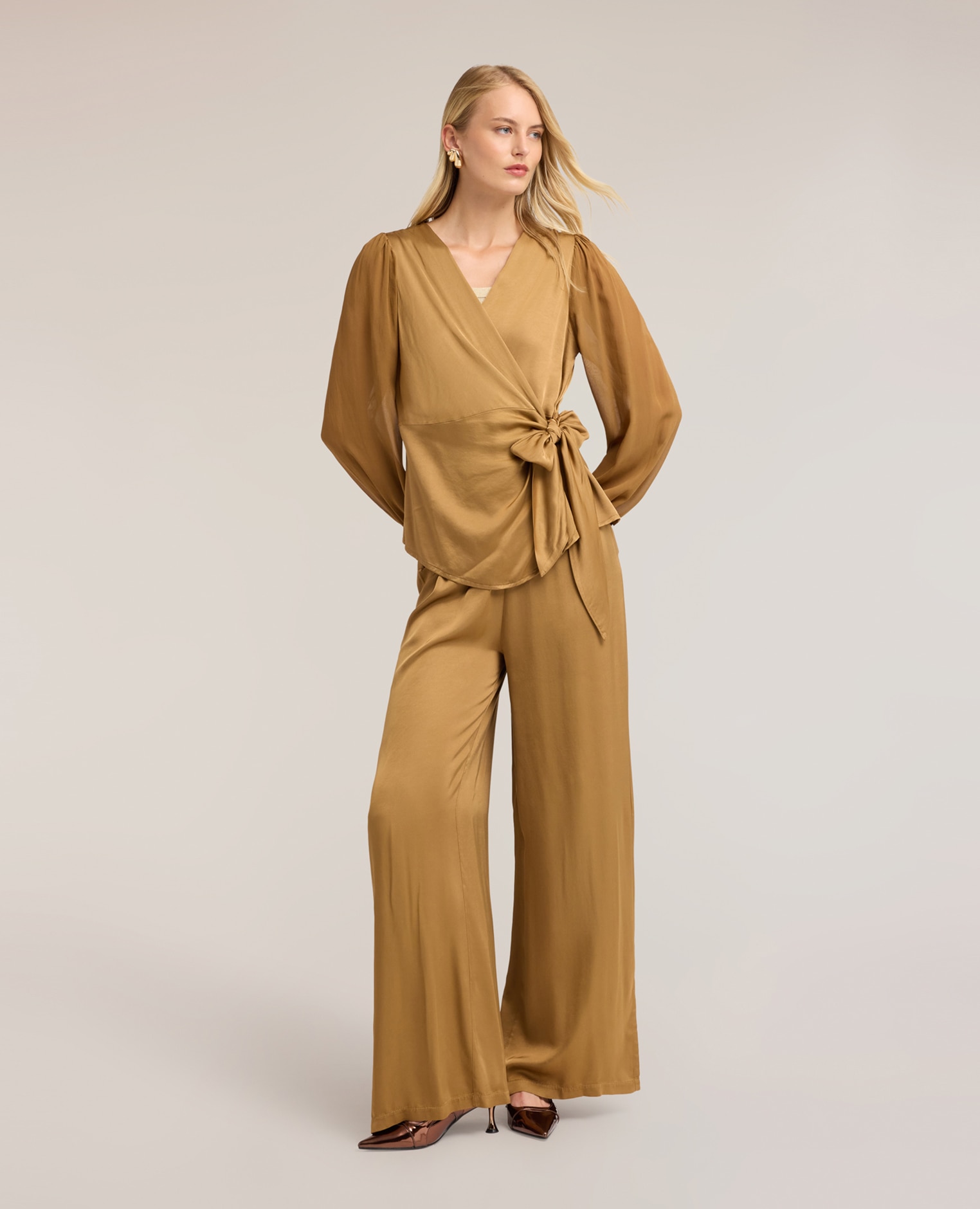 Blusa de mujer de raso con escote en v y lazo ajuste regular con cierre de cordones en el lateral - Motivi - Beige Beige-3