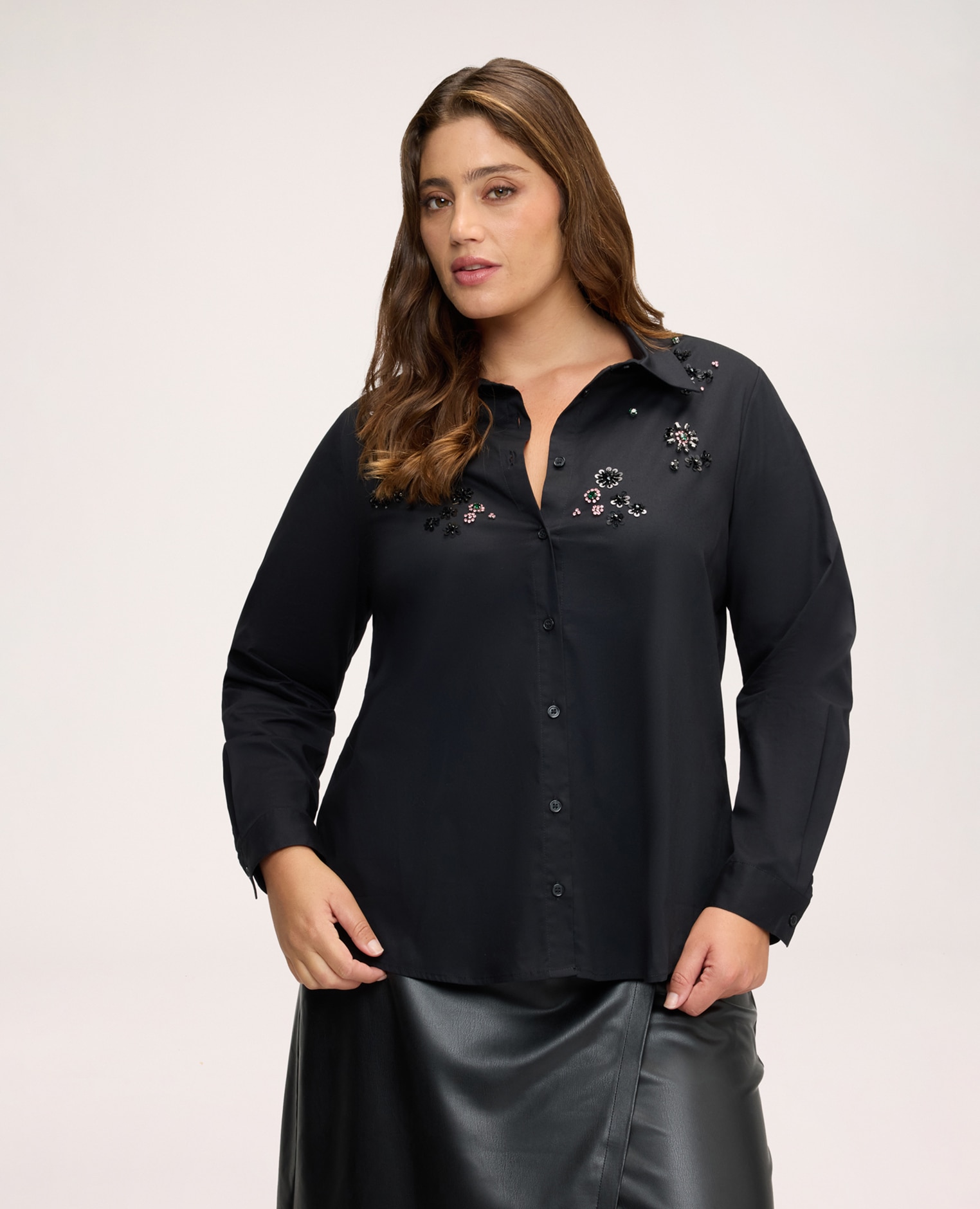 Imagen 0 de Camisa de mujer de algodón con aplicaciones joya aplicaciones decorativas en la parte delantera Negro