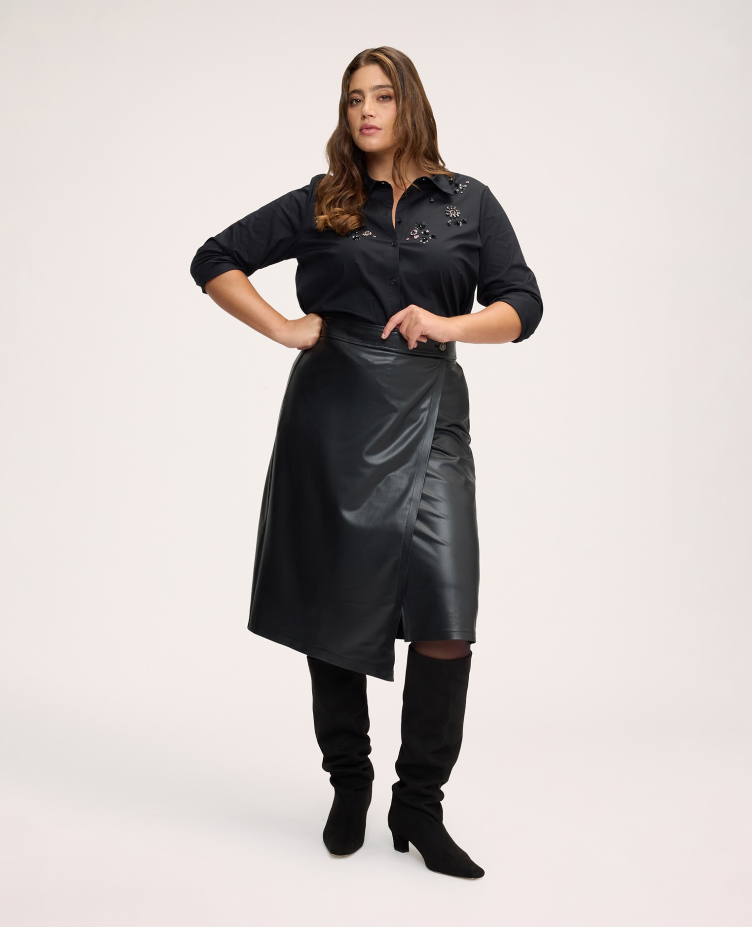 Camisa de mujer de algodón con aplicaciones joya aplicaciones decorativas en la parte delantera - Fiorella Rubino - Negro Negro-3