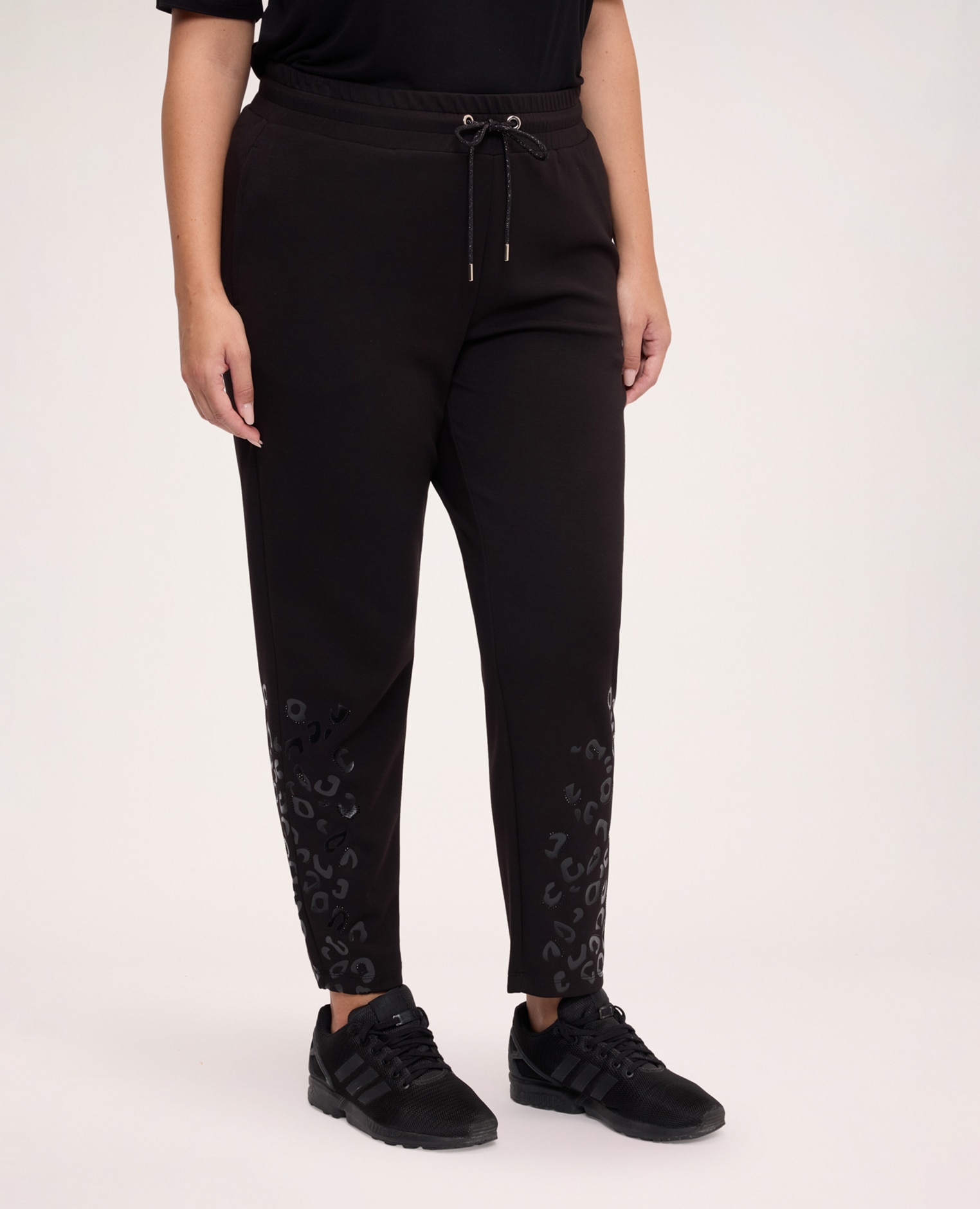 Jogger de mujer con estampado de leopardo en relieve ajuste cordón en la cintura y diseño para el máximo confort - Fiorella Rubino - Negro Negro-3