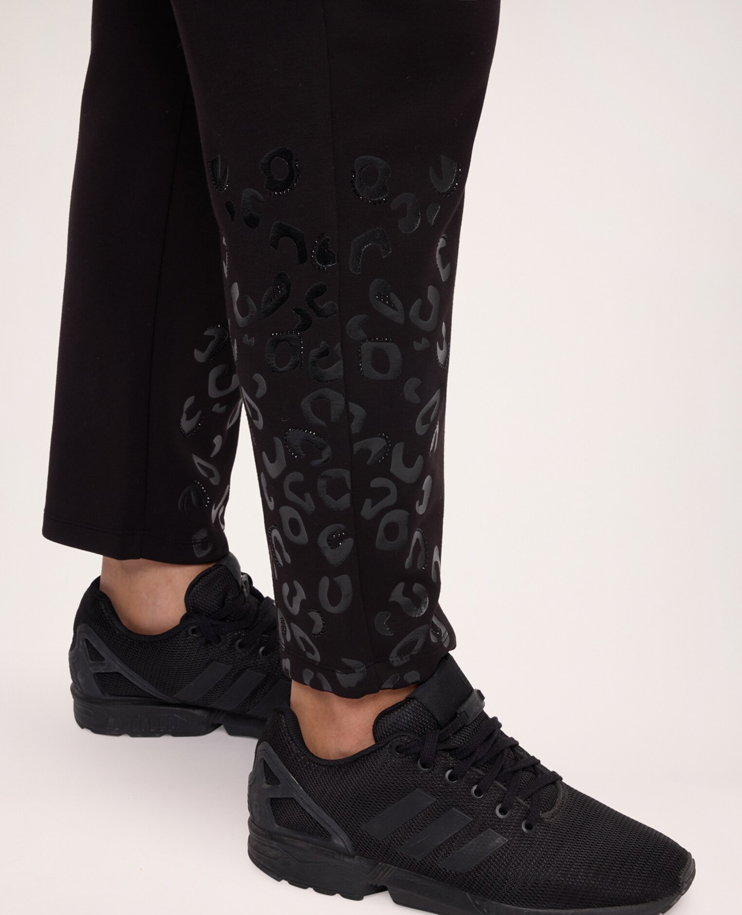 Jogger de mujer con estampado de leopardo en relieve ajuste cordón en la cintura y diseño para el máximo confort - Fiorella Rubino - Negro Negro-4