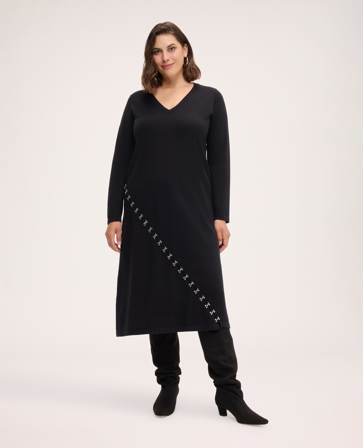 Imagen 1 de Vestido de punto con aplicaciones aplicaciones diagonales con ganchitos decorativos en el delantero desde la cintura hacia el bajo Negro