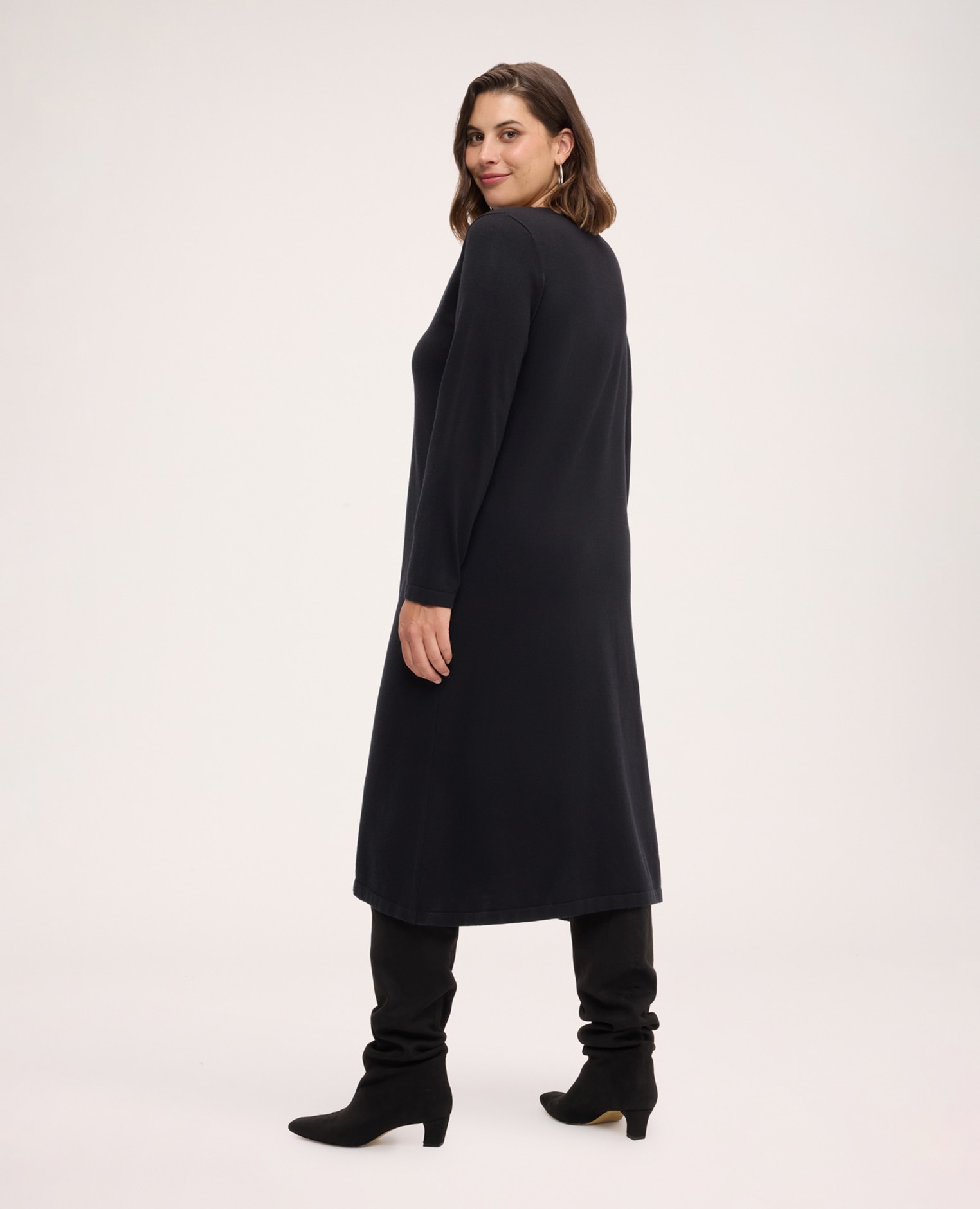Imagen 2 de Vestido de punto con aplicaciones aplicaciones diagonales con ganchitos decorativos en el delantero desde la cintura hacia el bajo - Fiorella Rubino - Negro Negro