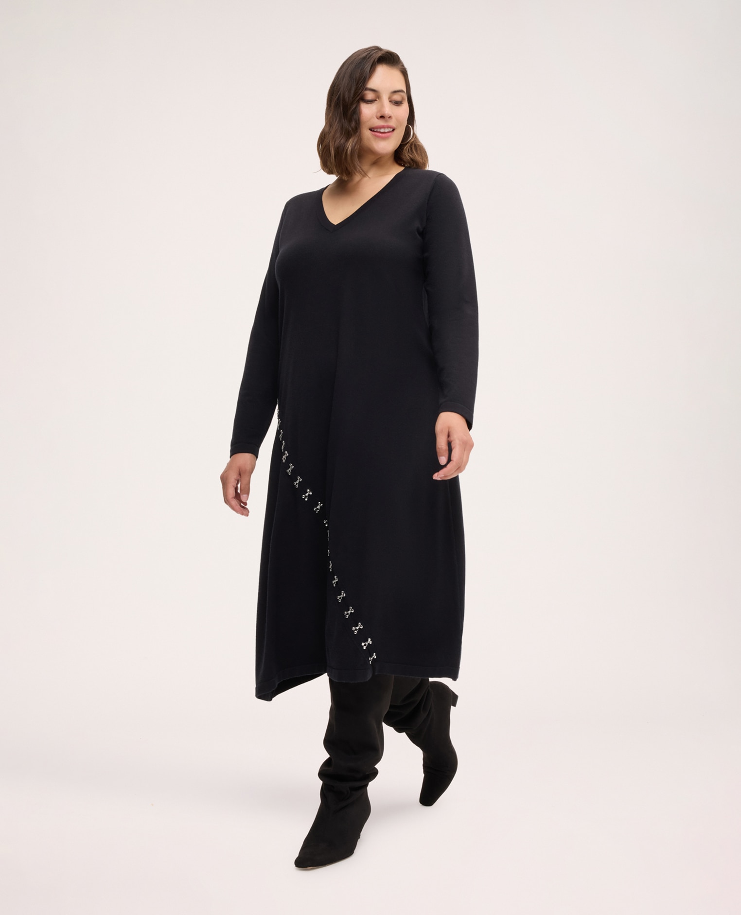 Imagen 3 de Vestido de punto con aplicaciones aplicaciones diagonales con ganchitos decorativos en el delantero desde la cintura hacia el bajo - Fiorella Rubino - Negro Negro
