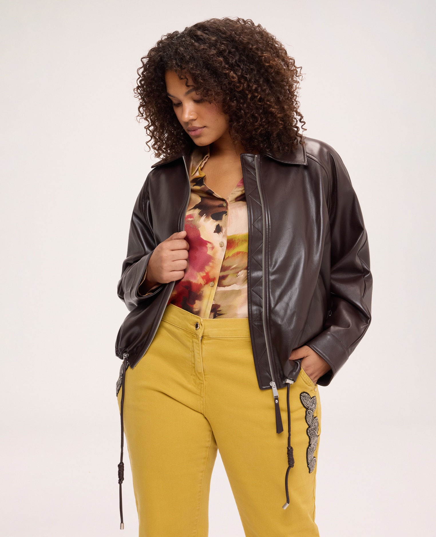 Chaqueta de mujer biker con cordón ajustable en el bajo cuello camisero y cierre con cremallera central - Fiorella Rubino - Marrón Marrón-1