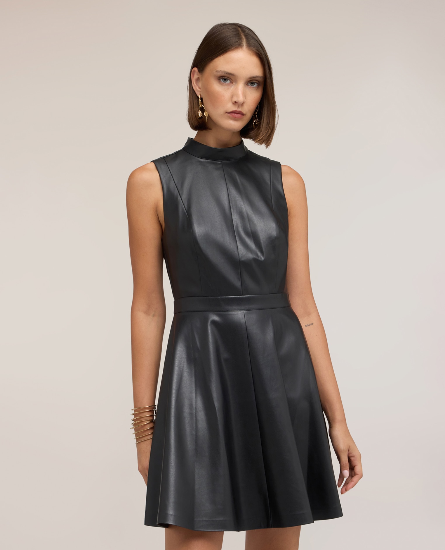 Imagen 1 de Vestido corto acampanado con cuello alto corte corto cierre con cremallera en la parte trasera - Motivi - Negro Negro