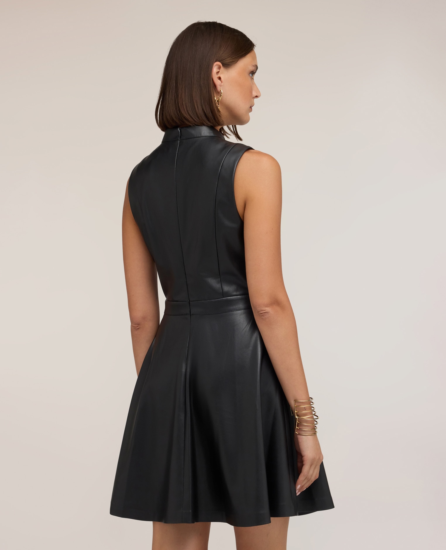 Imagen 2 de Vestido corto acampanado con cuello alto corte corto cierre con cremallera en la parte trasera - Motivi - Negro Negro