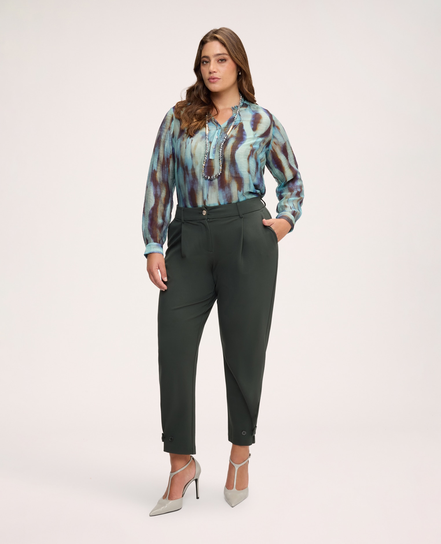 Pantalones de mujer carrot en punto milano detalle con aplicaciones de botones en el bajo de la pierna - Fiorella Rubino - Verde Verde-1