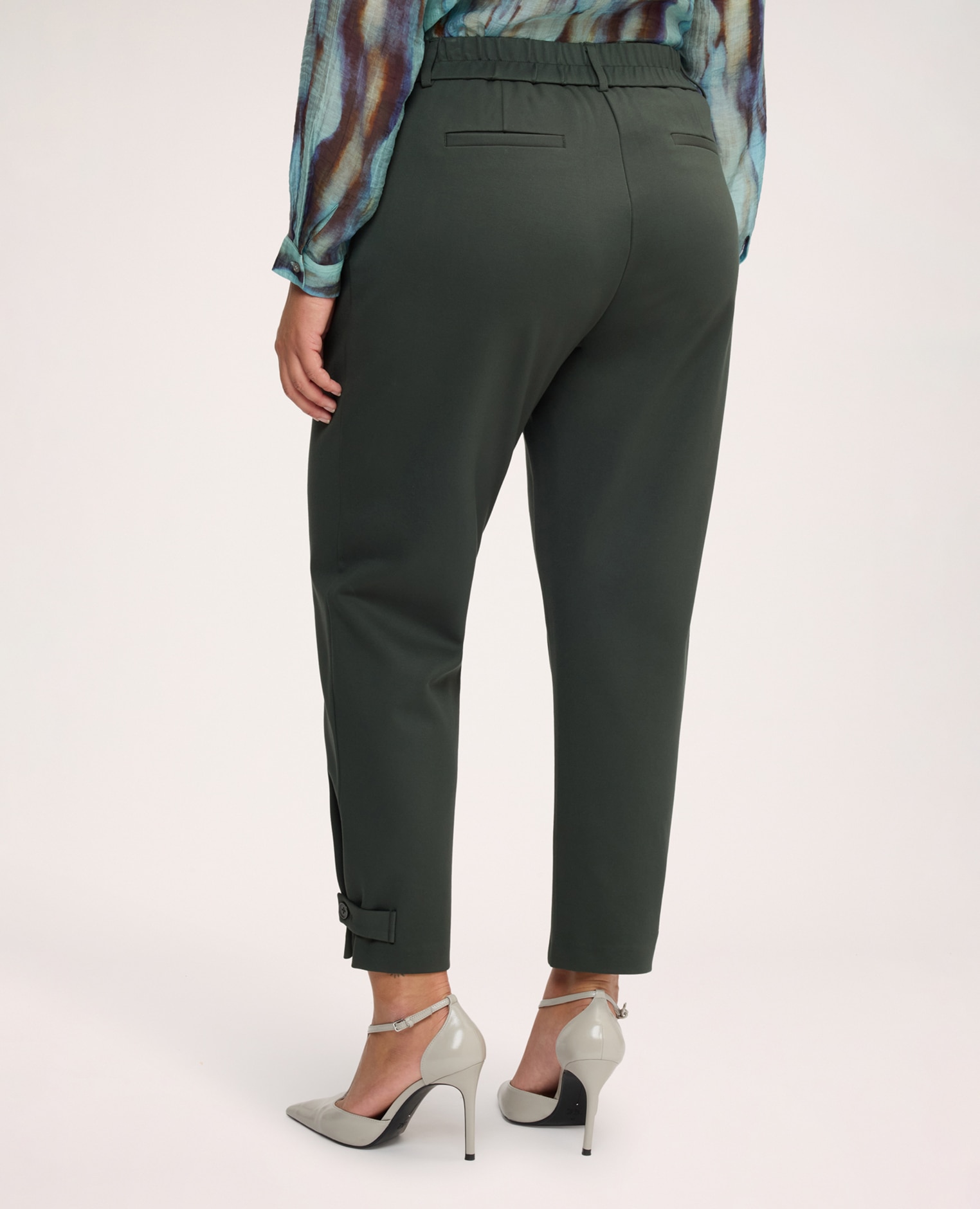 Pantalones de mujer carrot en punto milano detalle con aplicaciones de botones en el bajo de la pierna - Fiorella Rubino - Verde Verde-2