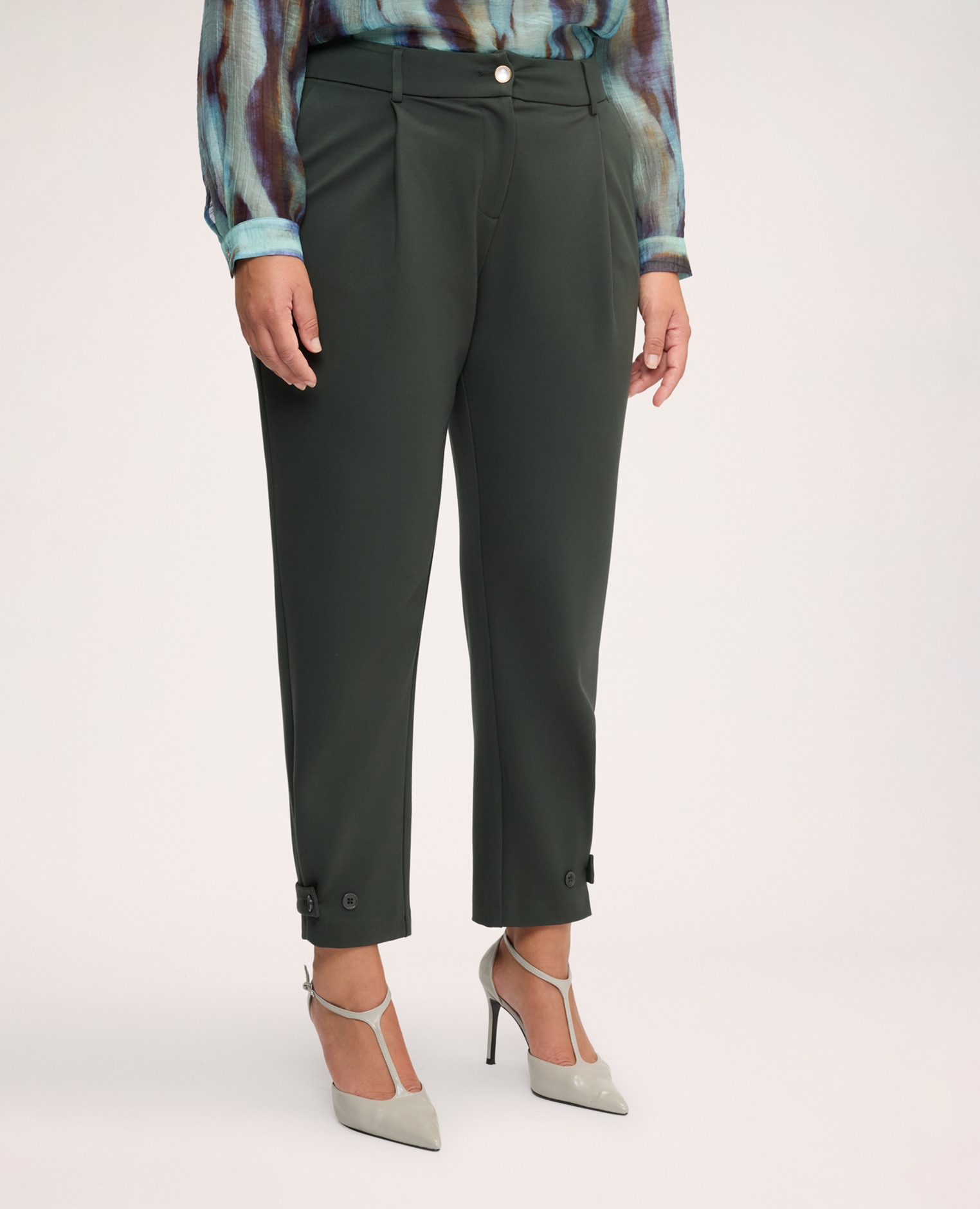 Pantalones de mujer carrot en punto milano detalle con aplicaciones de botones en el bajo de la pierna - Fiorella Rubino - Verde Verde-3